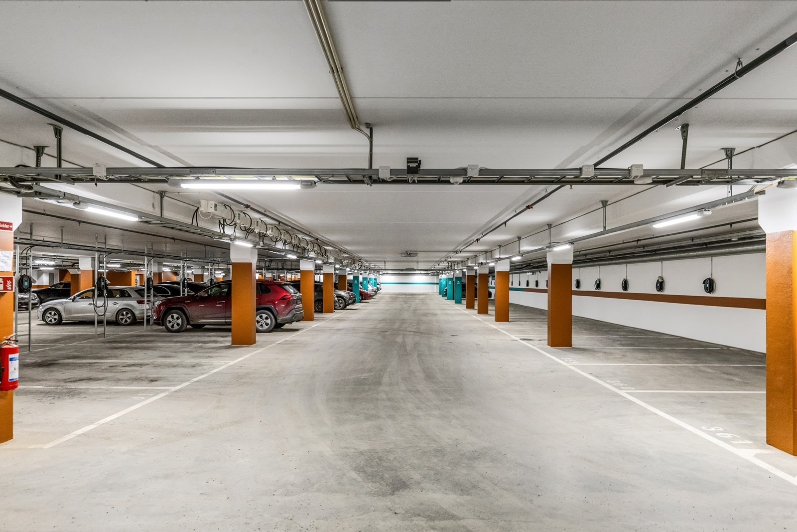 Parkeringen i sameiet tilhører næring og er kun tilgjengelig for korttidsparkering mot avgift. Anlegget er under nabobygget. Galleribilde