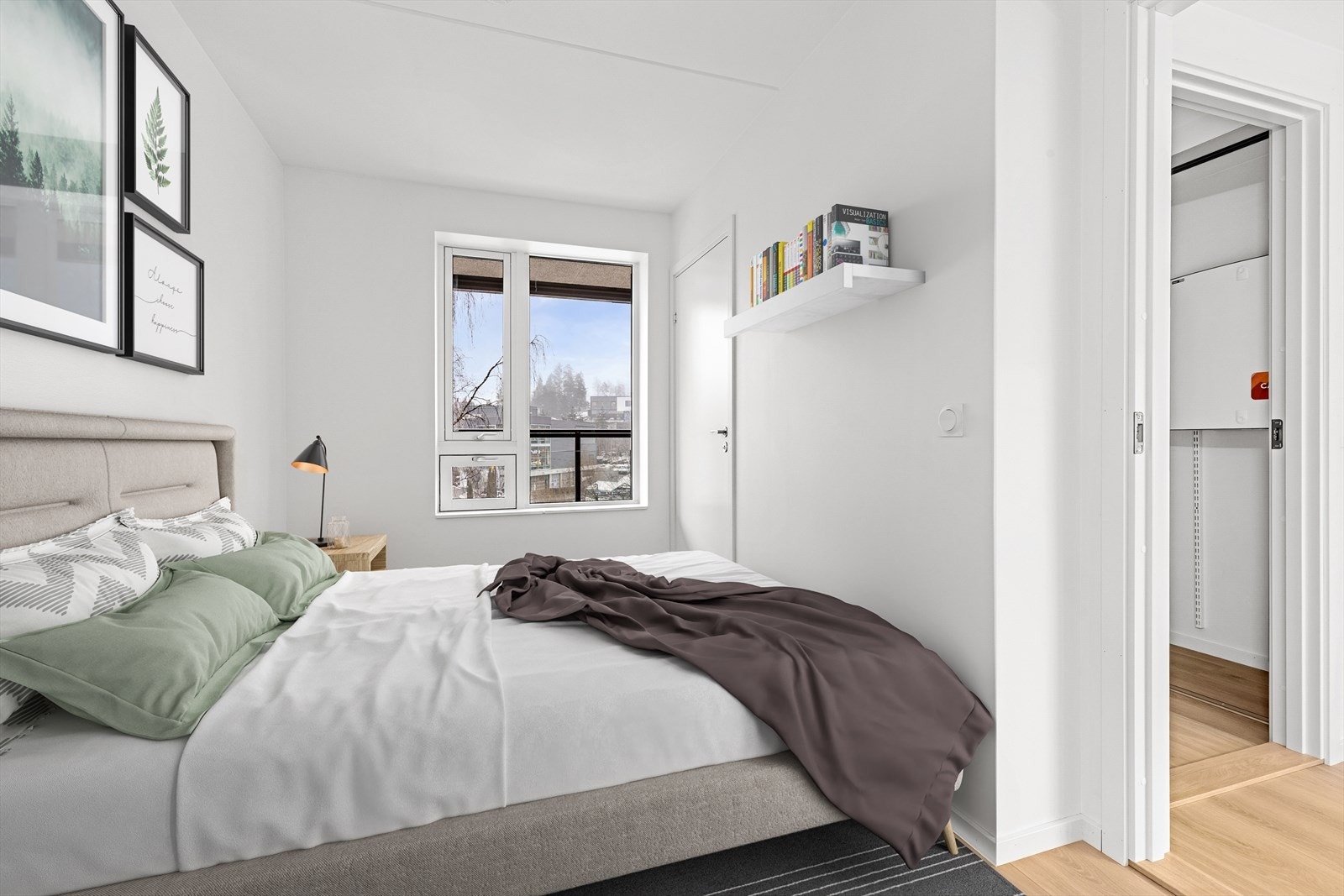 Soverom med plass til dobbeltseng og nattbord. (Bildet er digitalt stylet) Galleribilde