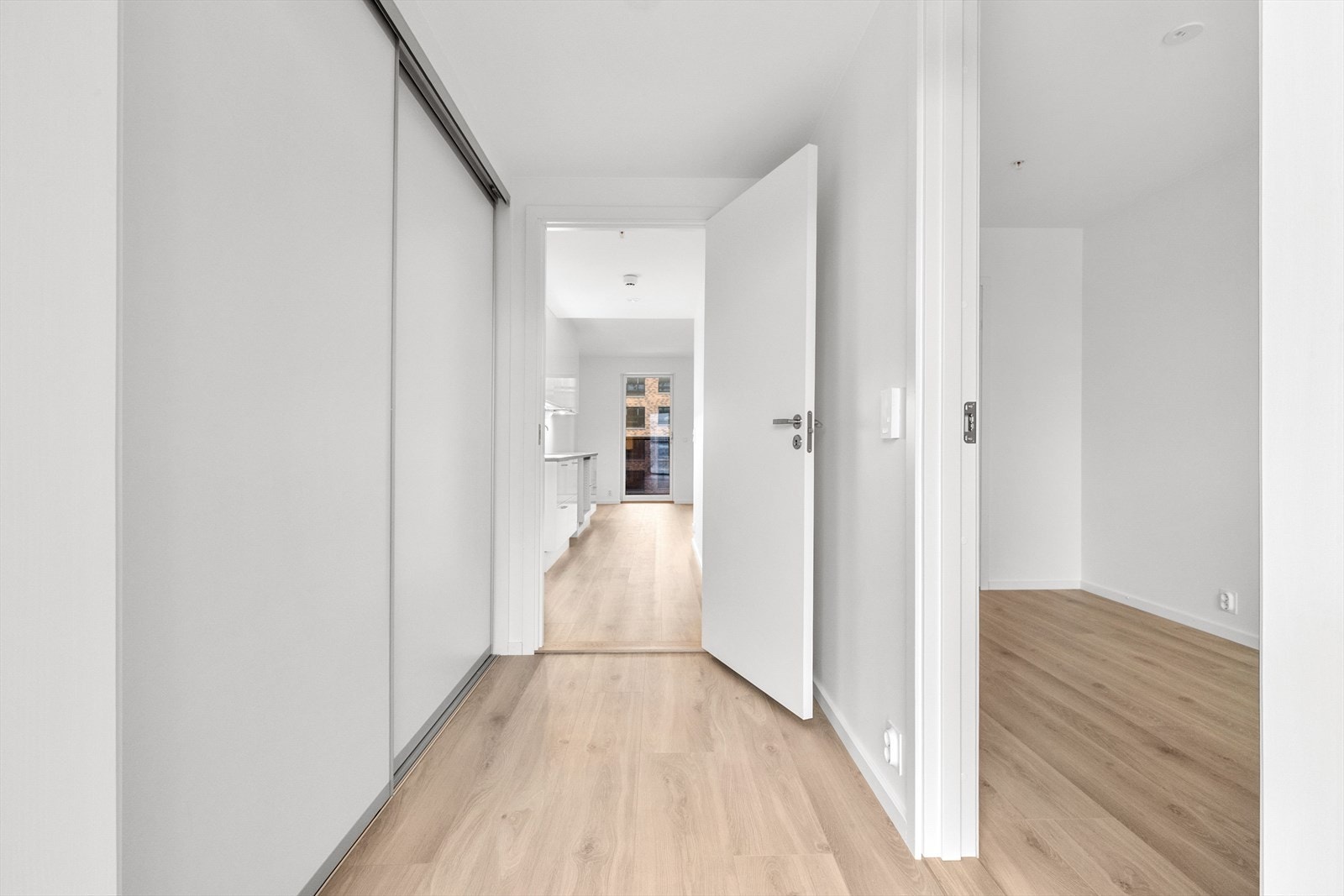 Entré med skyvedørsgarderobe. Galleribilde