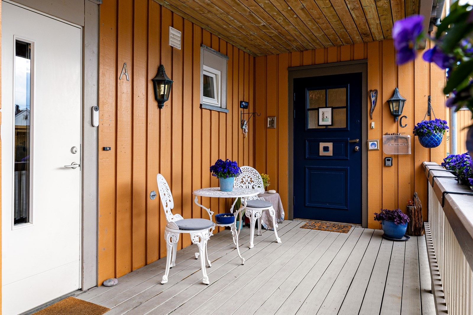 Inngangsparti / Entre vendt mot vest med nydelig kveldssol om sommeren. Galleribilde