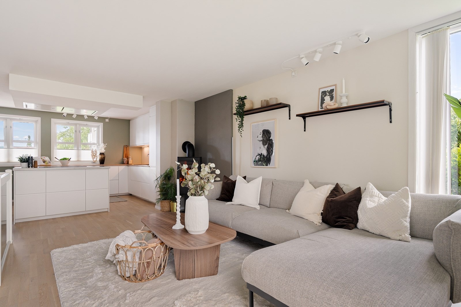 Leiligheten holder et gjennomgående pent uttrykk med moderne farge- og materialvalg. Galleribilde