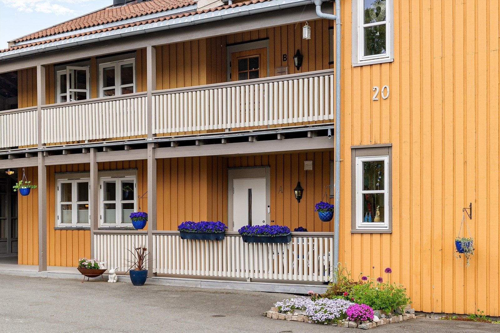 Parkering foregår på felles oppstillingsplass tilknyttet sameiets tomt. Området ligger på innsiden av bomringen. Galleribilde