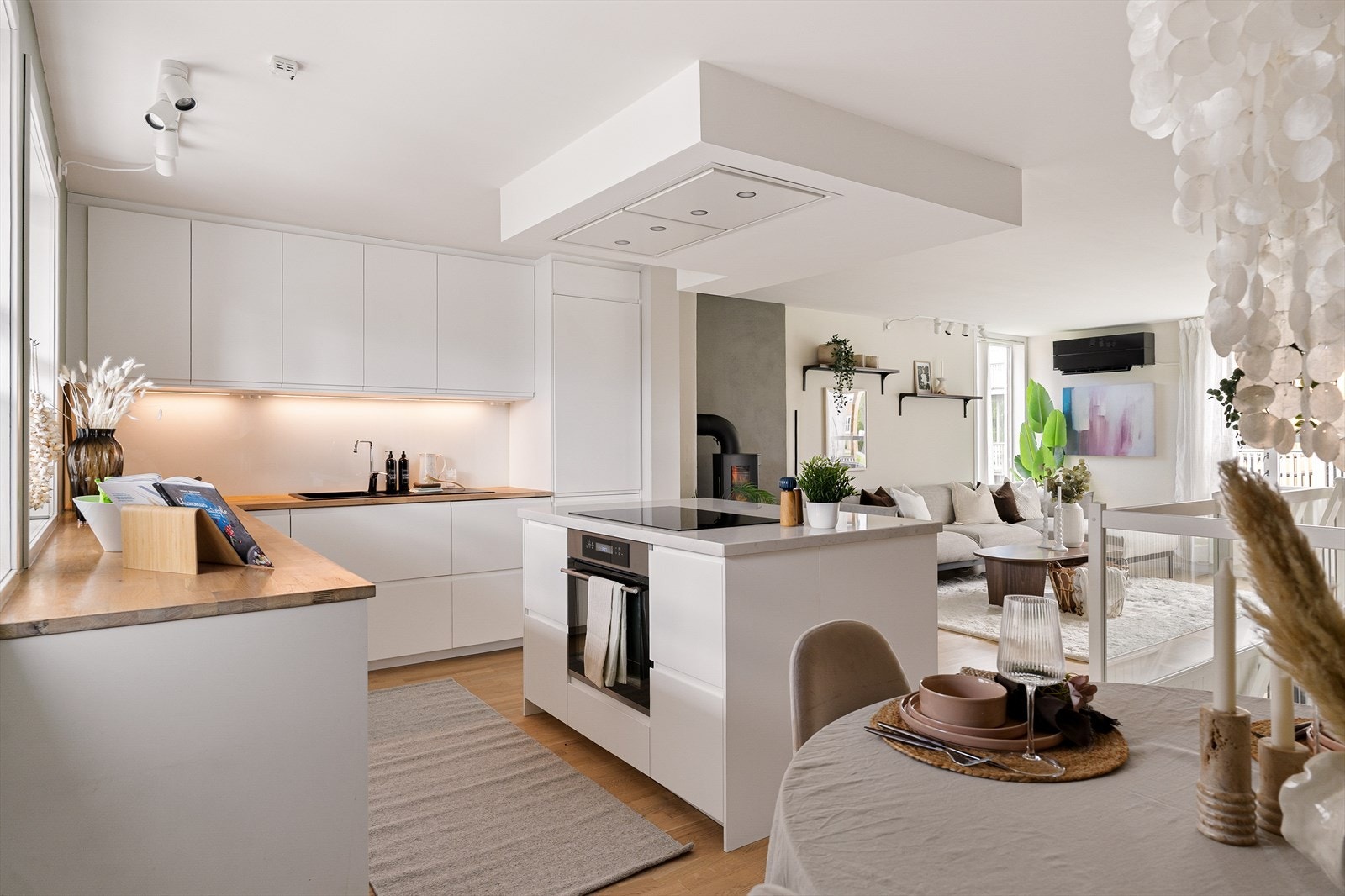 Stilren løsning med integrert takventilator med innfelte downlights. Galleribilde