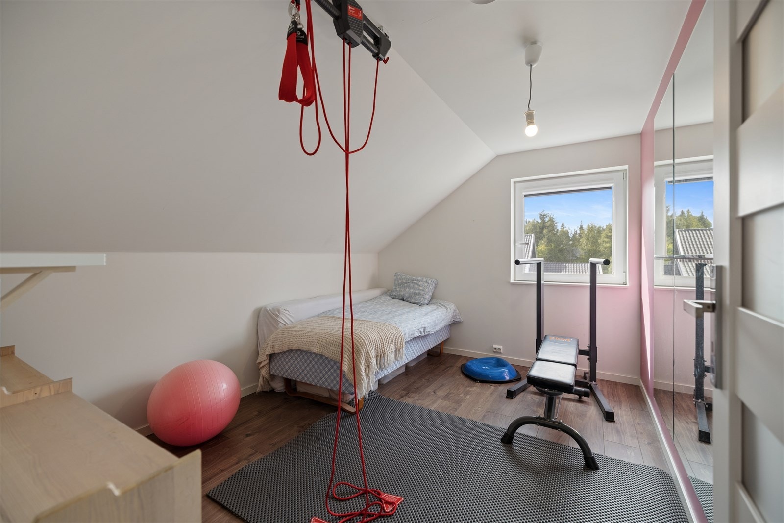 Soverom 2 i lotsetasjen. Rommet passer utmerket som gjesterom eller som kontor/treningsrom. Galleribilde
