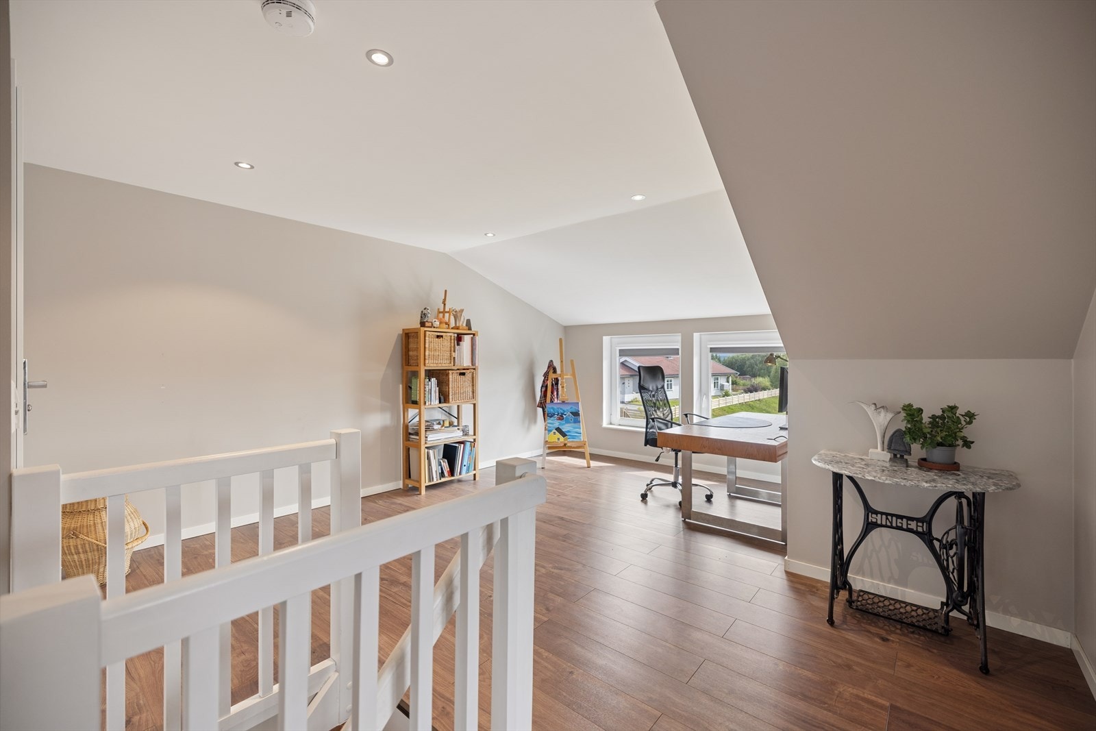 Romslig og lys loftstue med flere bruksmuligheter, som kontor eller TV-stue. Galleribilde