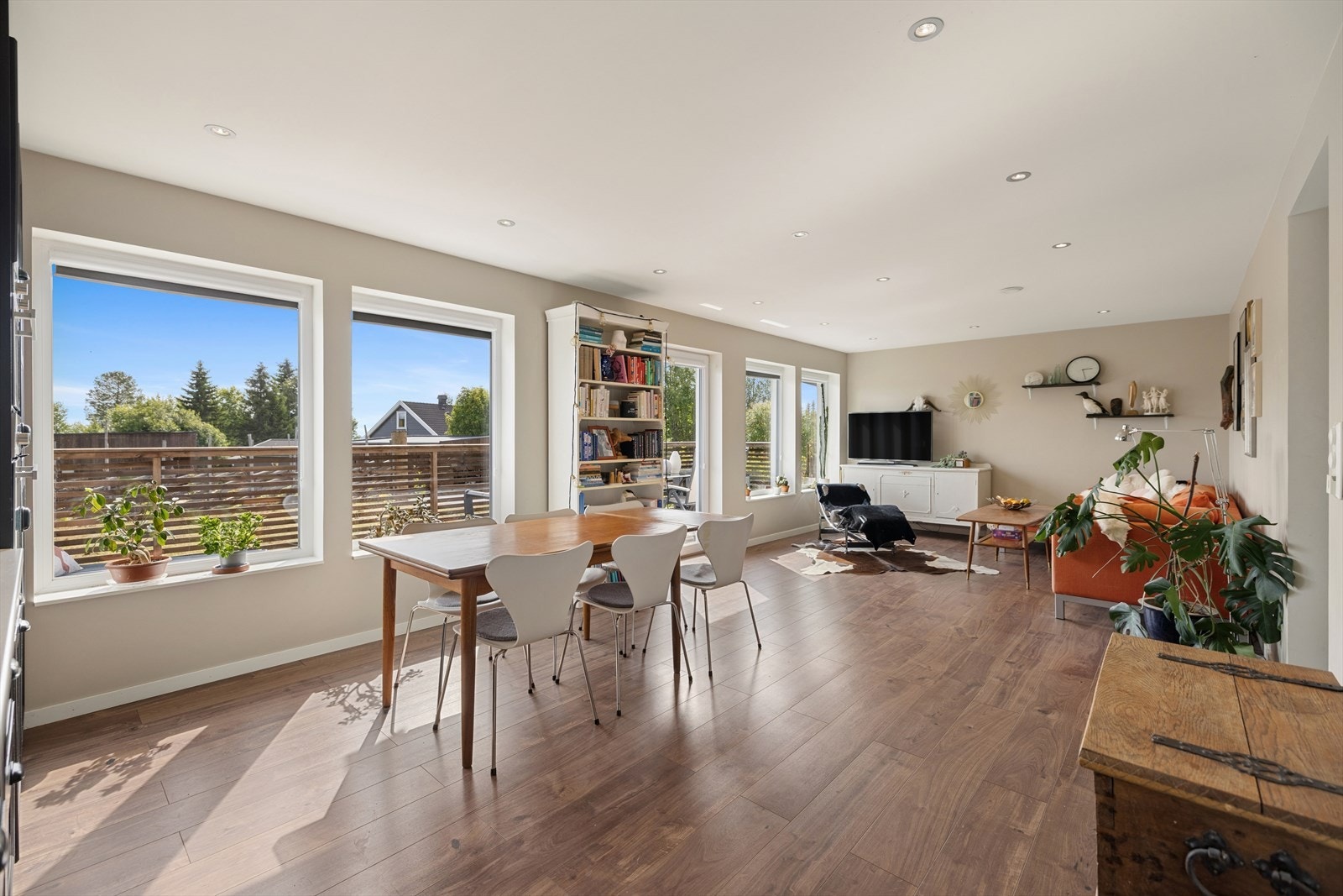 Stuen har plass til både spisebord og sofagruppe, med gulvvarme for ekstra komfort. Galleribilde