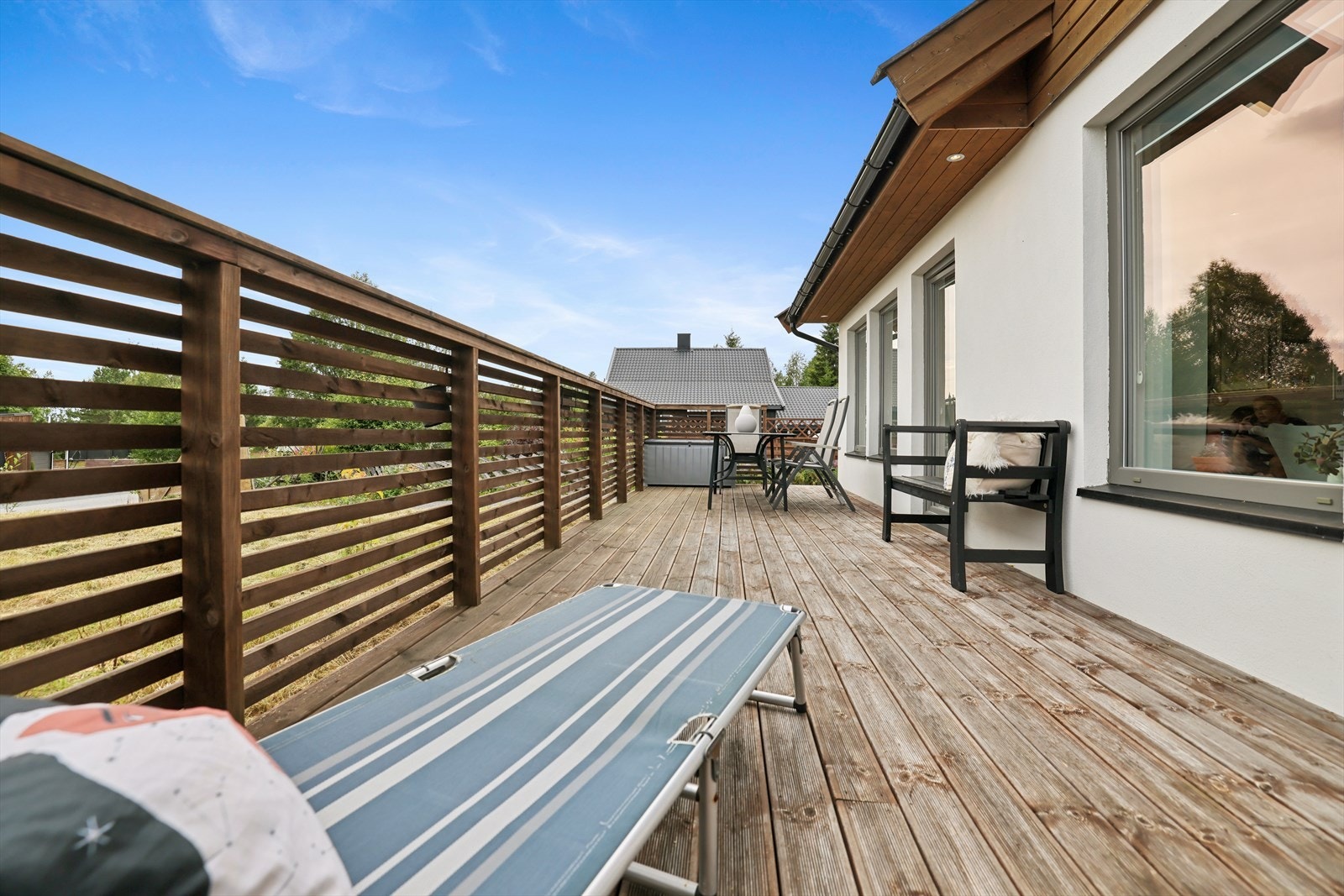 Terrassen har god plass til både sittegruppe og solsenger. Galleribilde