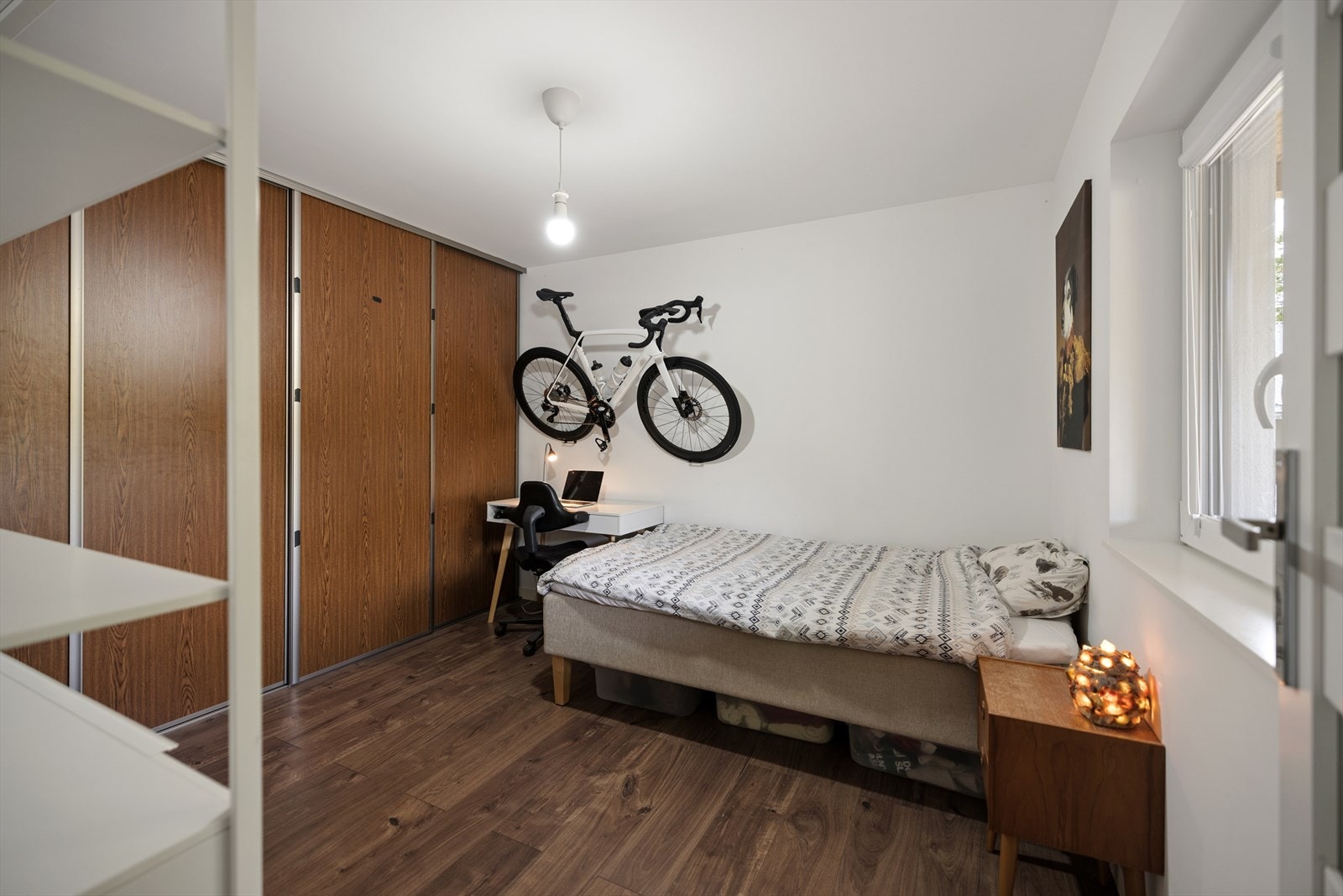Boligen har totalt 3 soverom der hovedsoverommet ligger i 1. etasje. Rommet har plass til dobbeltseng og en praktisk skyvedørsgarderobe. Galleribilde