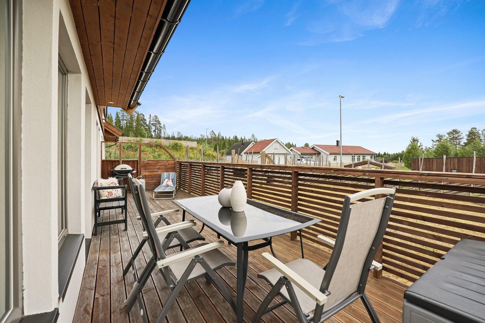 Stor, sørvendt terrasse med gode solforhold. Galleribilde