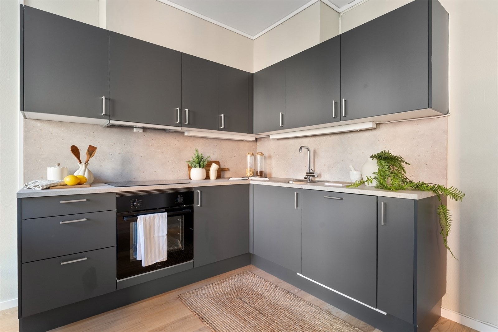 Integrert stekeovn, platetopp og oppvaskmaskin. Stilren back splash på vegg. Galleribilde