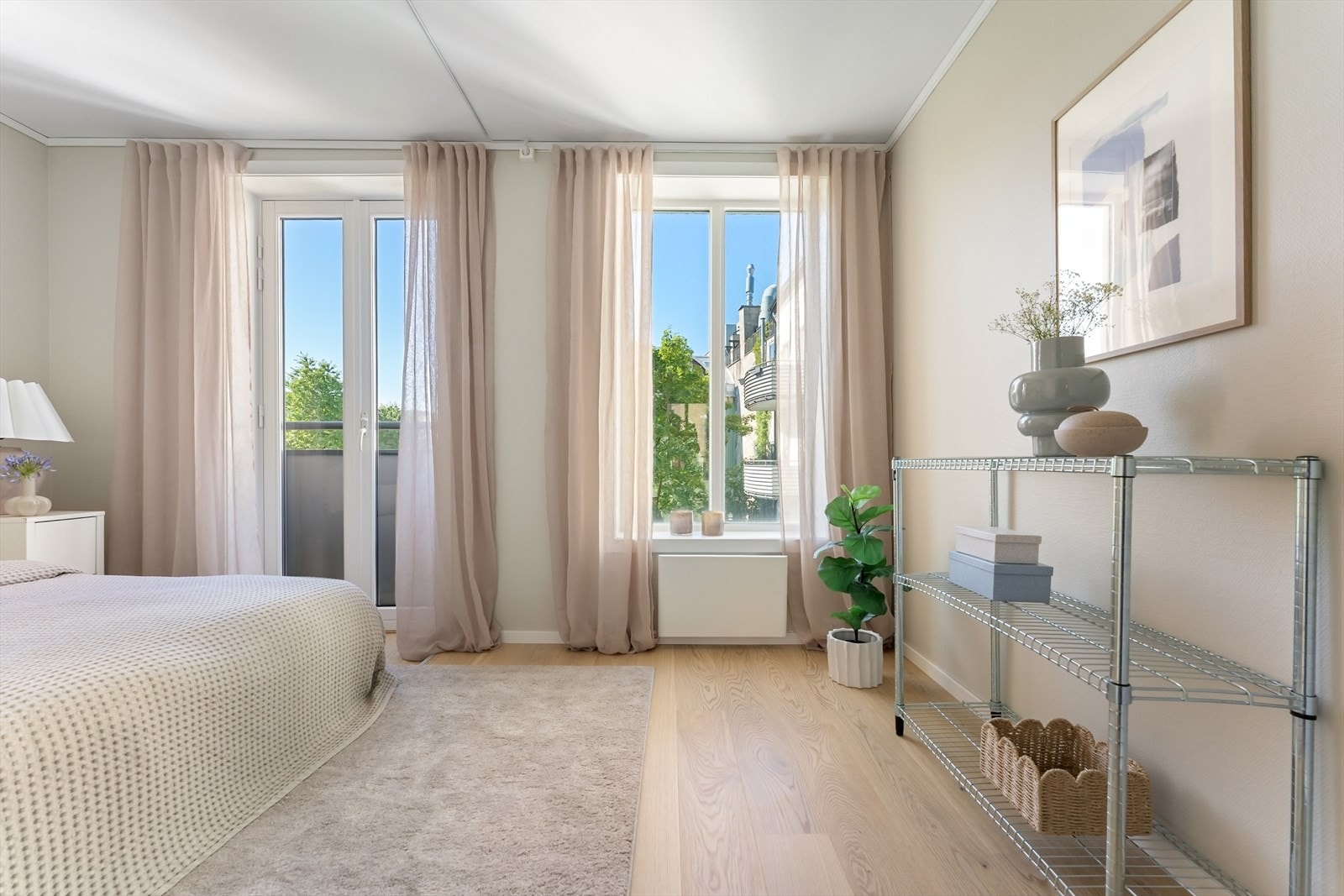 Lite direkte innsyn og himmelen rett inn. Galleribilde