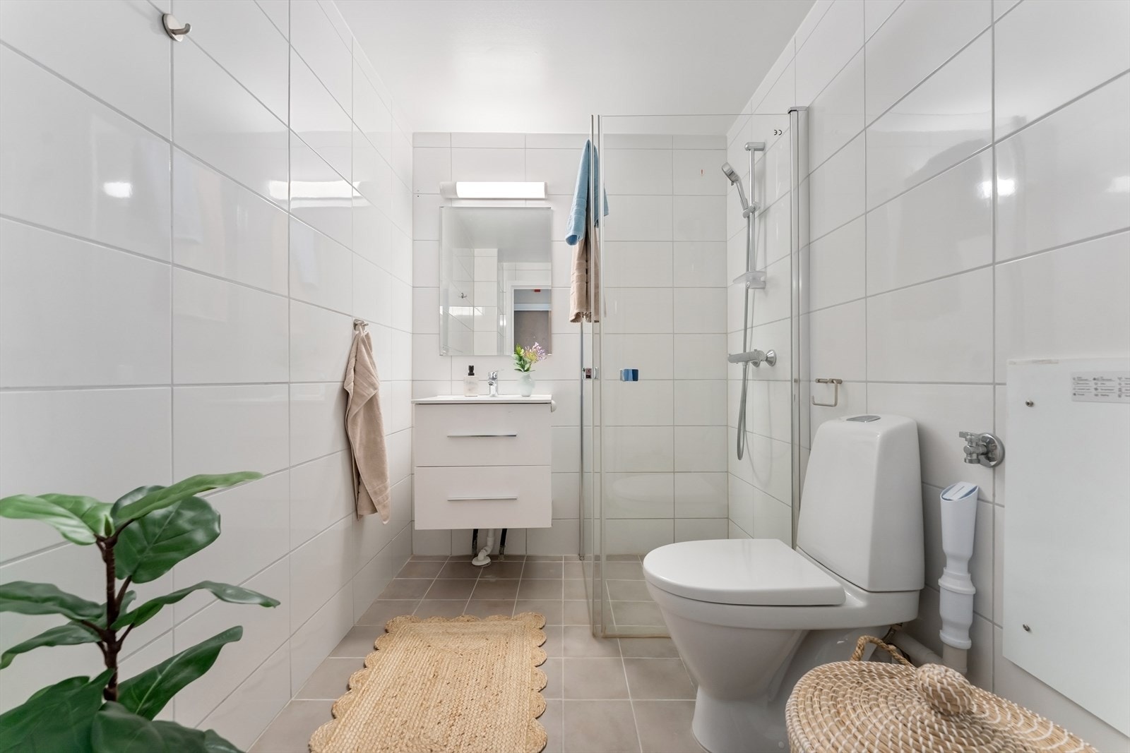 Pent, flislagt bad med varme i gulv og opplegg for vaskemaskin. Galleribilde