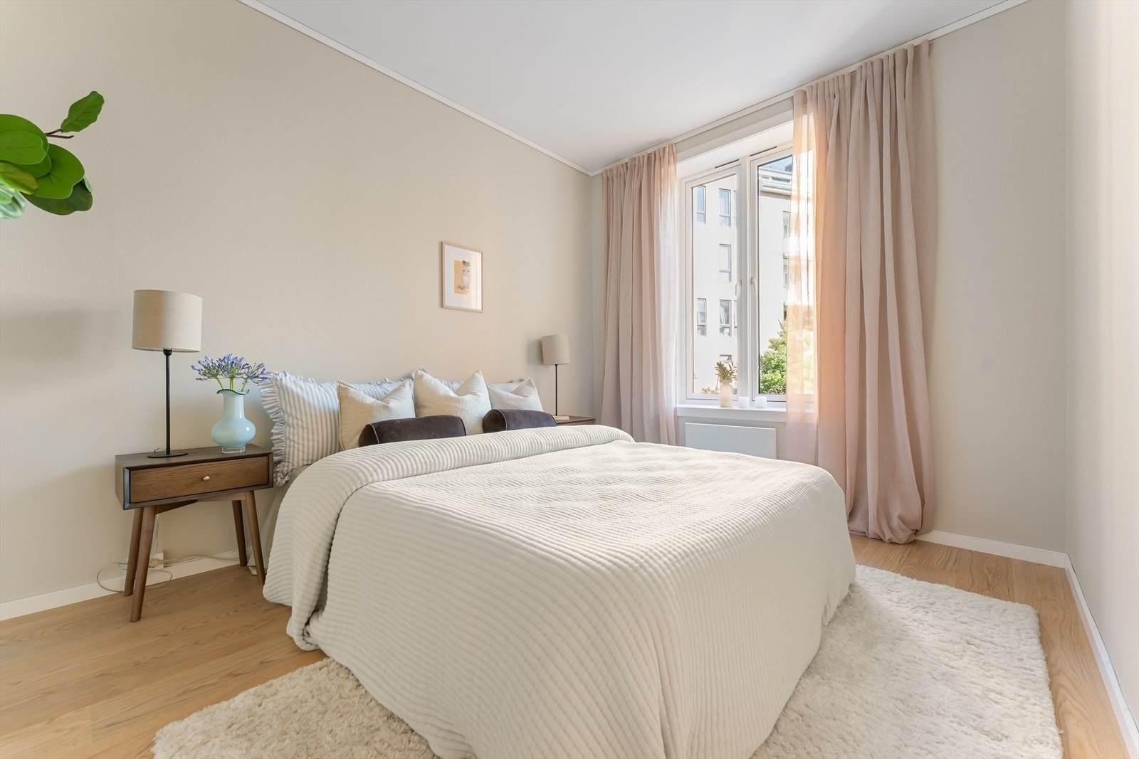 Soverom 2. God plass til dobbeltseng og garderobe. Galleribilde