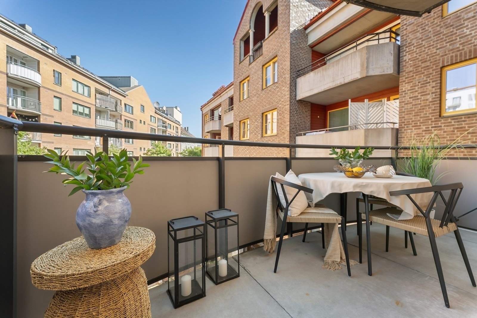 Balkongen har god plass til sittegruppe og grill. Galleribilde