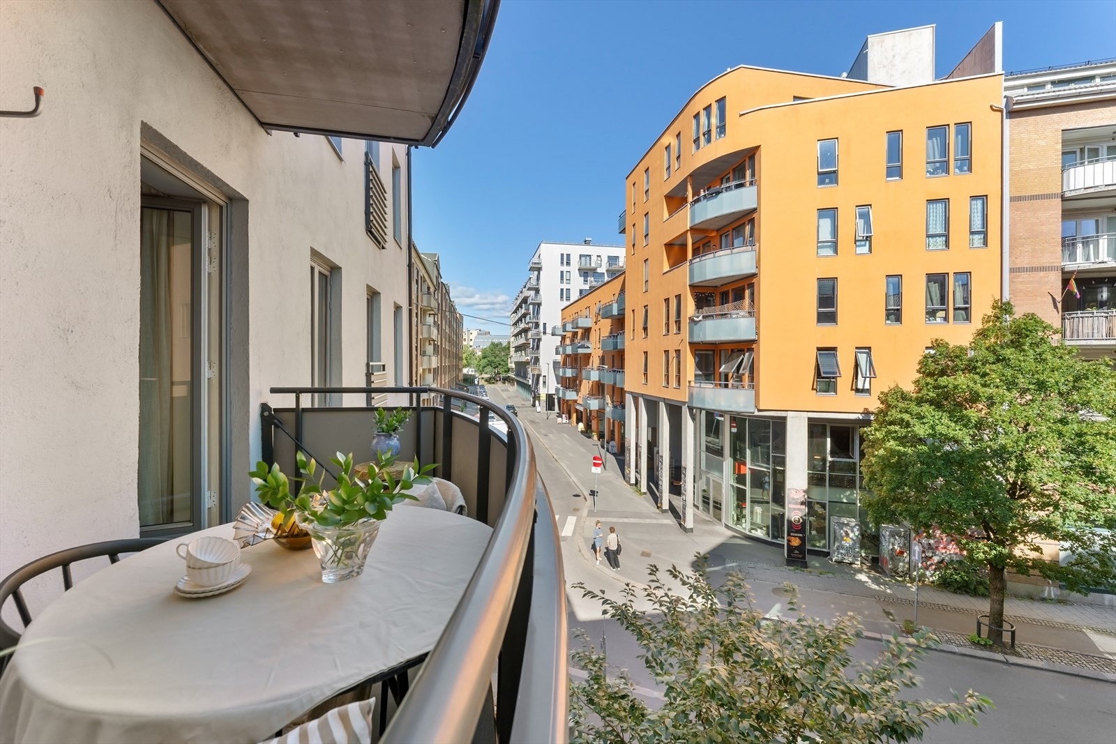 Fra balkongen ser man vestover nedover Breigata den ene veien og nordover ned Motzfeldts gate den andre. Galleribilde