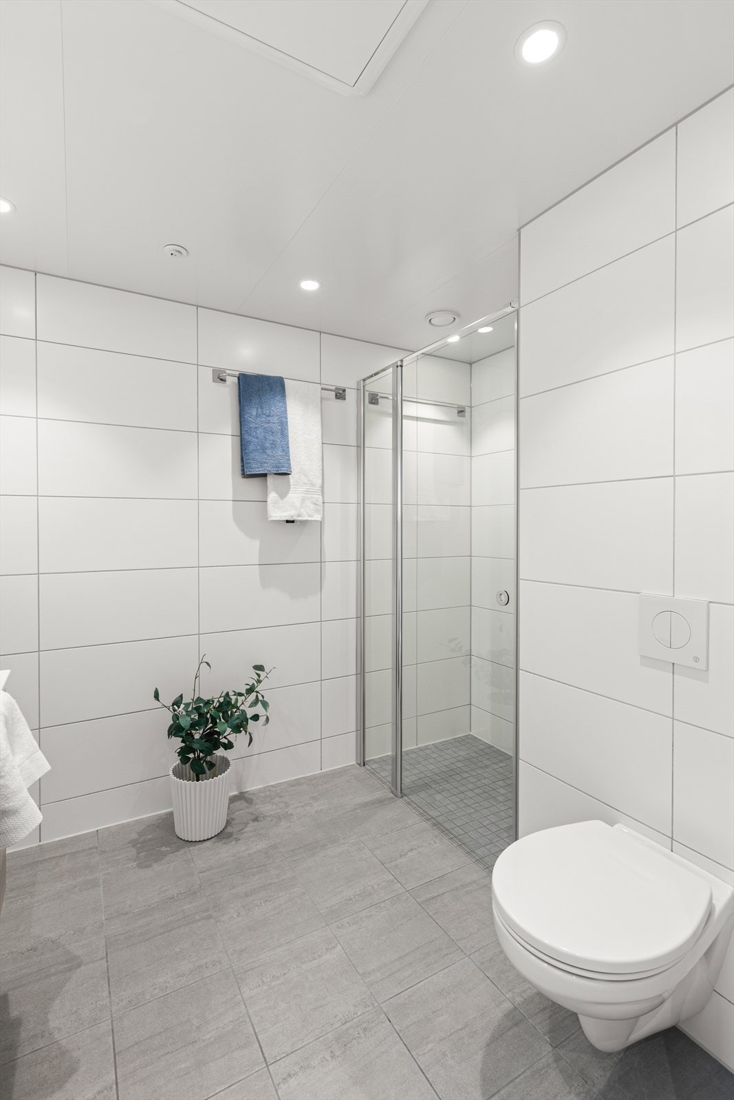Plasseringen gjør badet lett tilgjengelig fra både soverommene og oppholdsrommene. Galleribilde