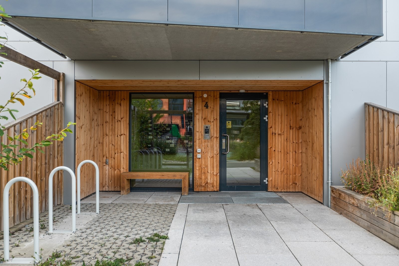 Flott og velholdt inngangsparti. Det er heis til etasjeplan. Galleribilde