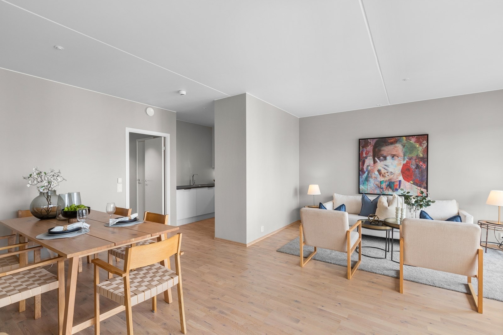 Planløsningen er svært funksjonell og gjennomtenkt, med gode møbleringsmuligheter og naturlige soner for ulike bruksområder. Galleribilde