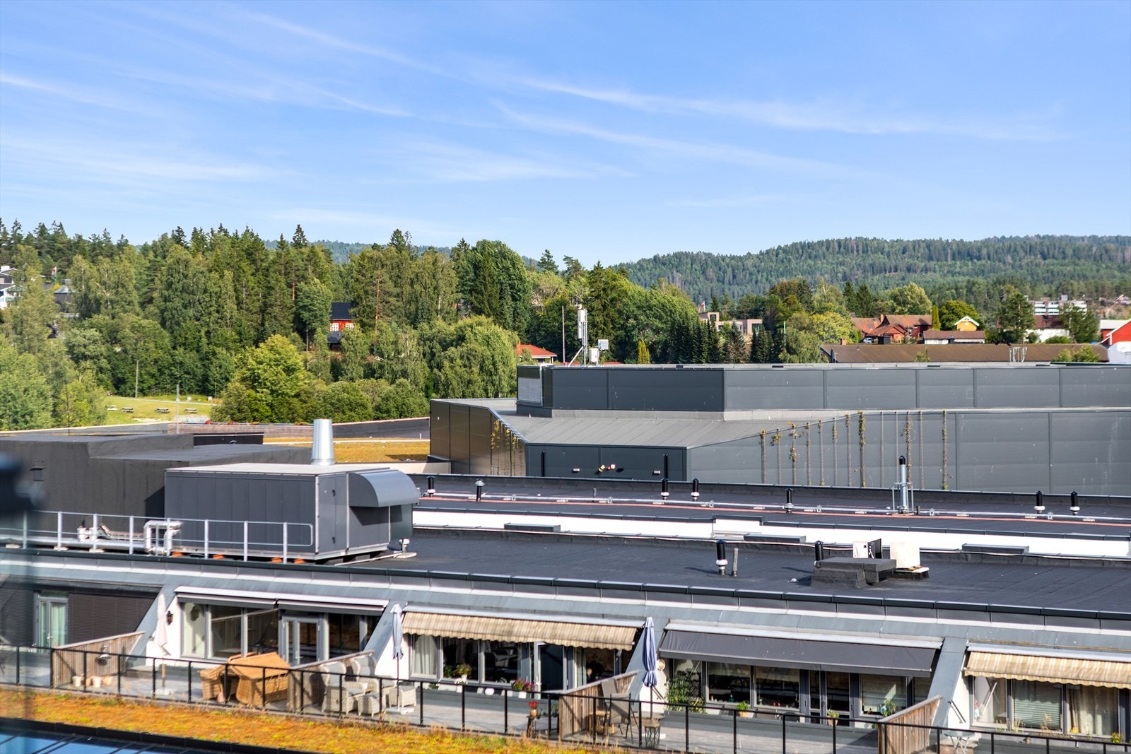 Her bor du med en svært hverdagsvennlig beliggenhet, hvor det meste du trenger i det daglige finnes i komfortabel nærhet. Galleribilde