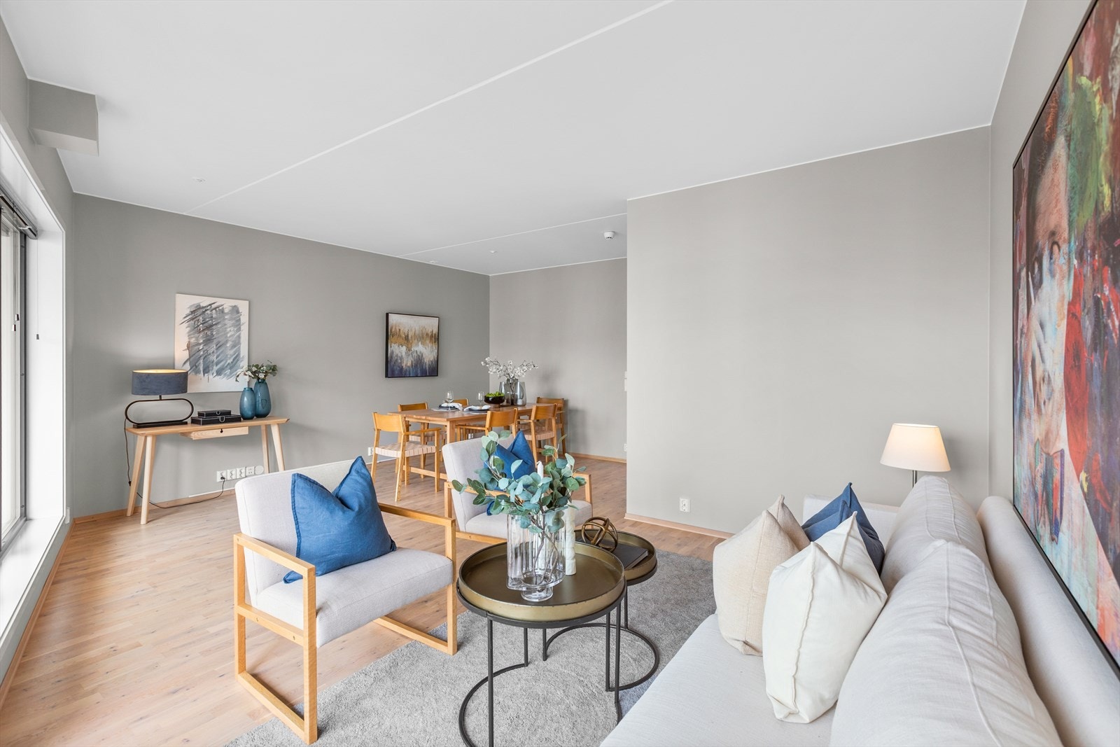 Stuen er lys og innbydende, med store vindusflater og god plass til både sofagruppe og spisebord. Galleribilde
