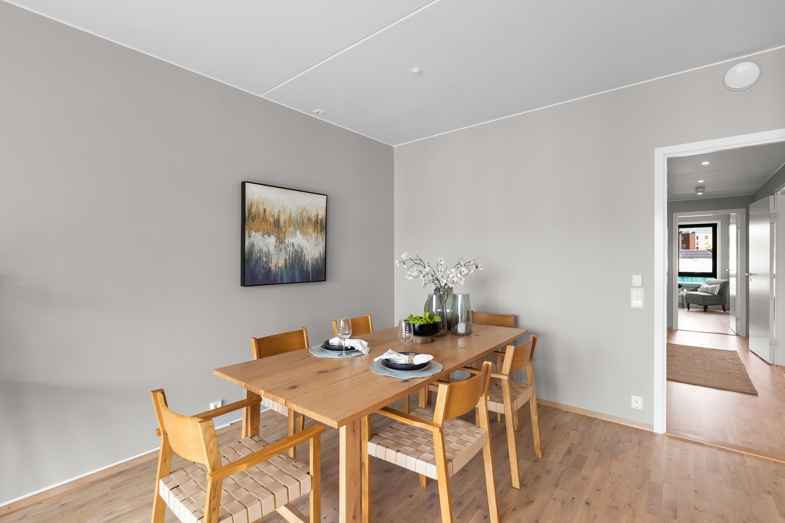 God plass til et romslig spisebord med plass til både familie og gjester. Galleribilde