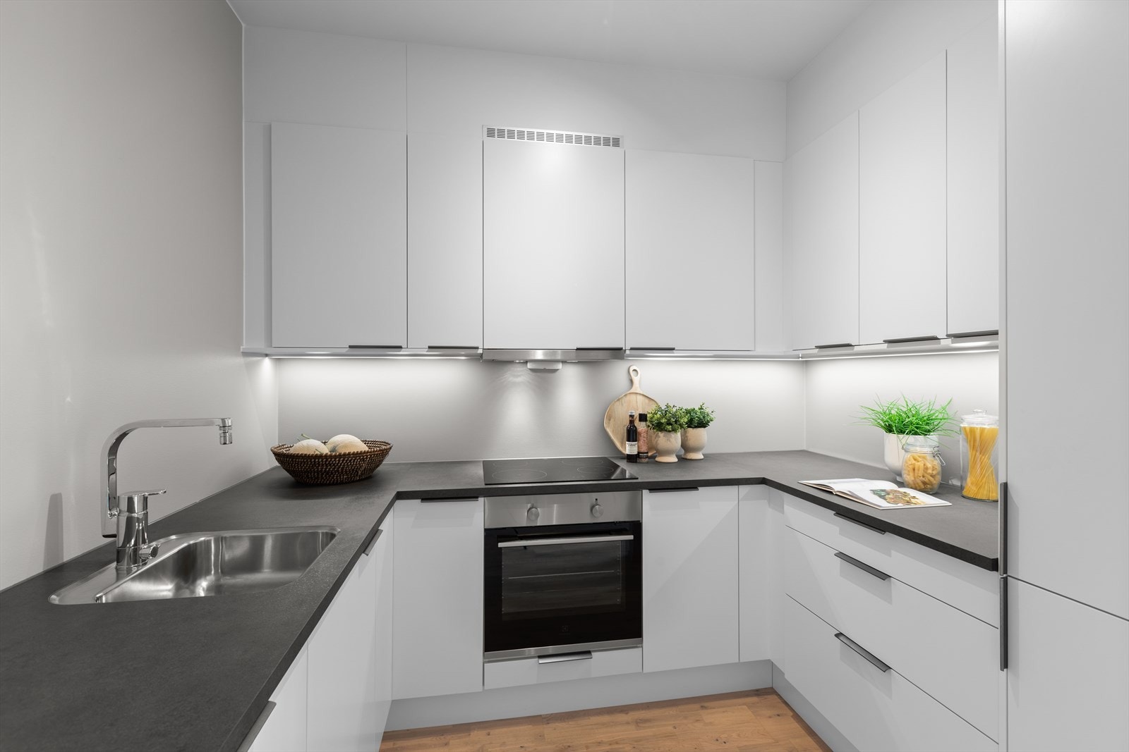 Kjøkkenventilasjonen består av kullfiltervifte over stekesonen i kombinasjon med mekanisk avtrekk på vegg. Galleribilde