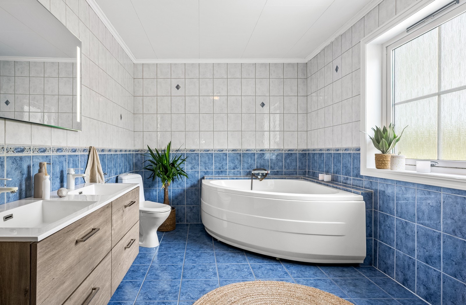 Hovedbad med dobbel servant, badekar og dusjløsning. Galleribilde