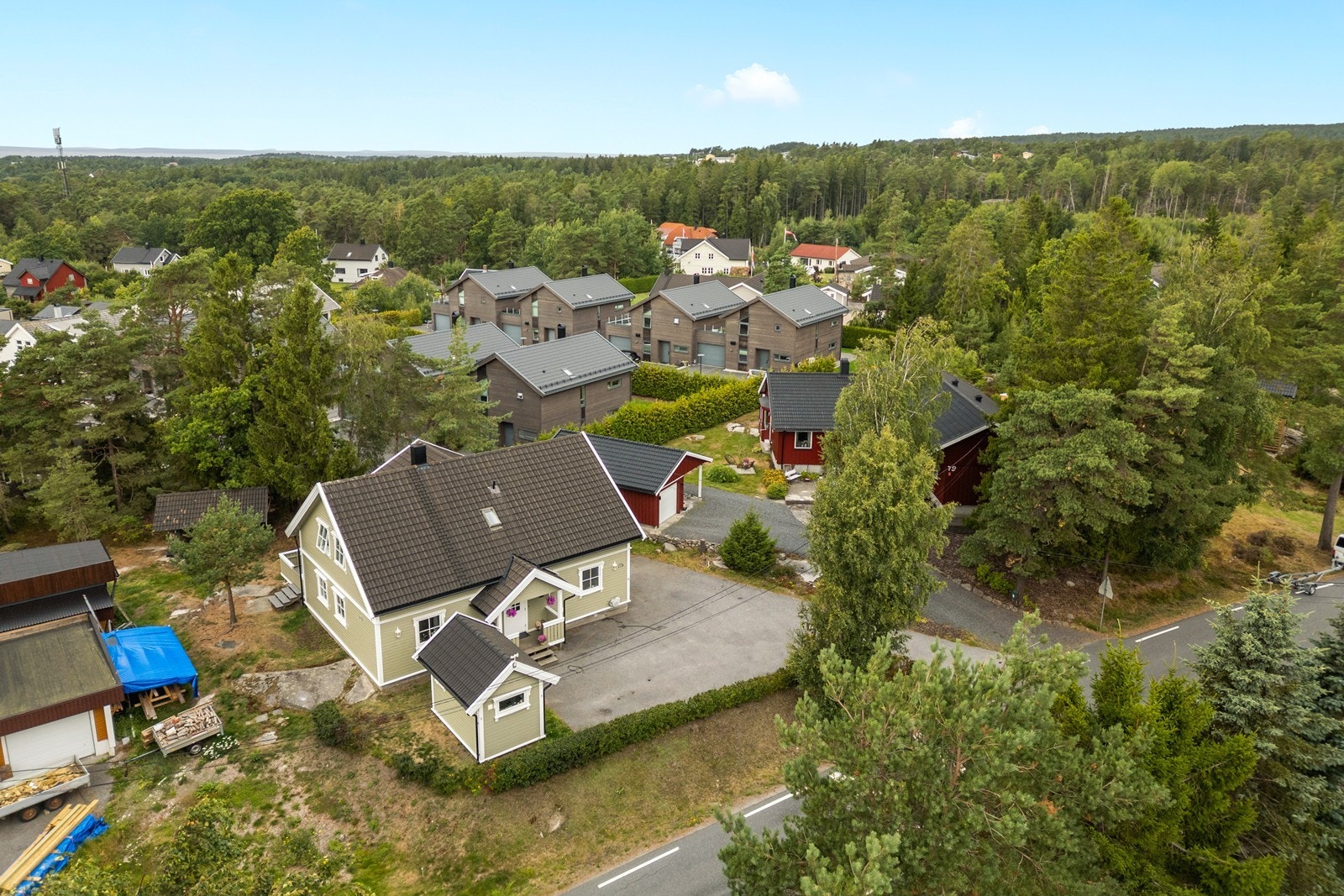 Eiendommen har asfaltert gårdsplass med gode parkeringsmuligheter og elbillader. Galleribilde