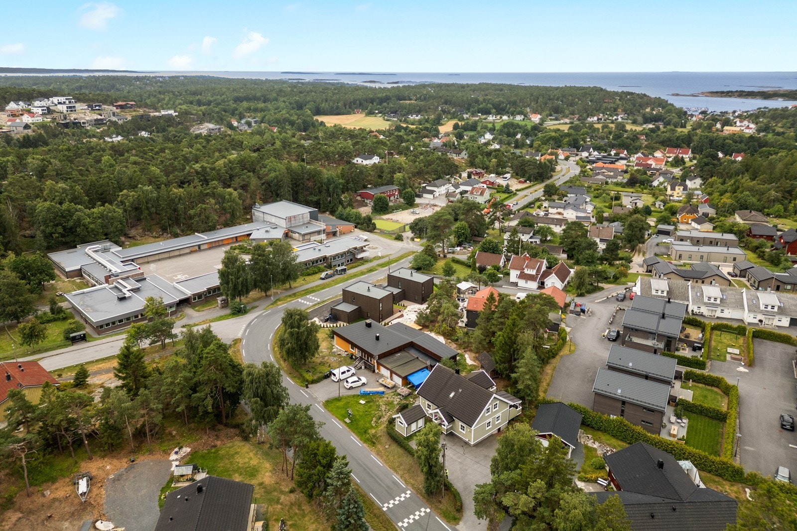 Kort vei til sjø, båtliv og flotte badeplasser. Galleribilde