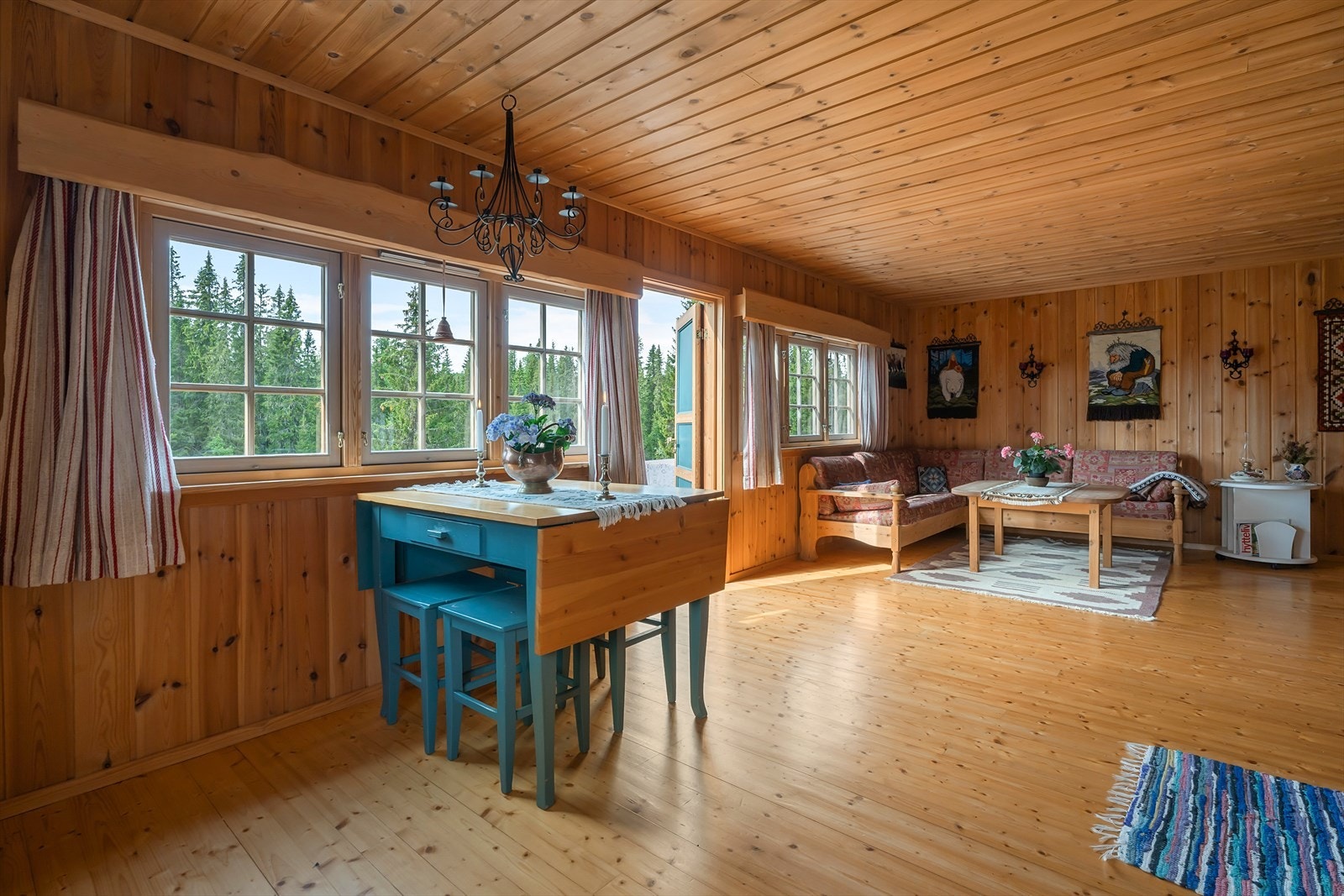 Ved kjøkkenet er det en spisestue hvor du kan nyte et godt hyttemåltid. Galleribilde