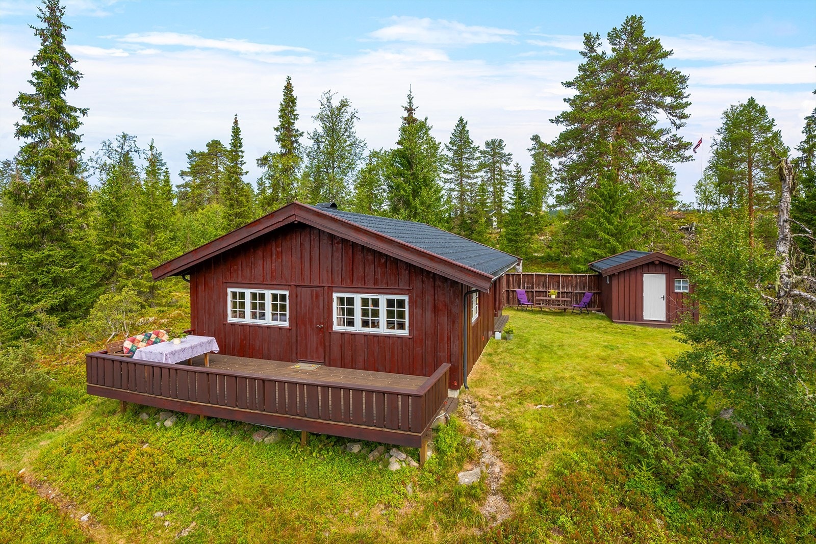 Hytta har en flott og romslig terrasse med flere møbleringsmuligheter. Galleribilde