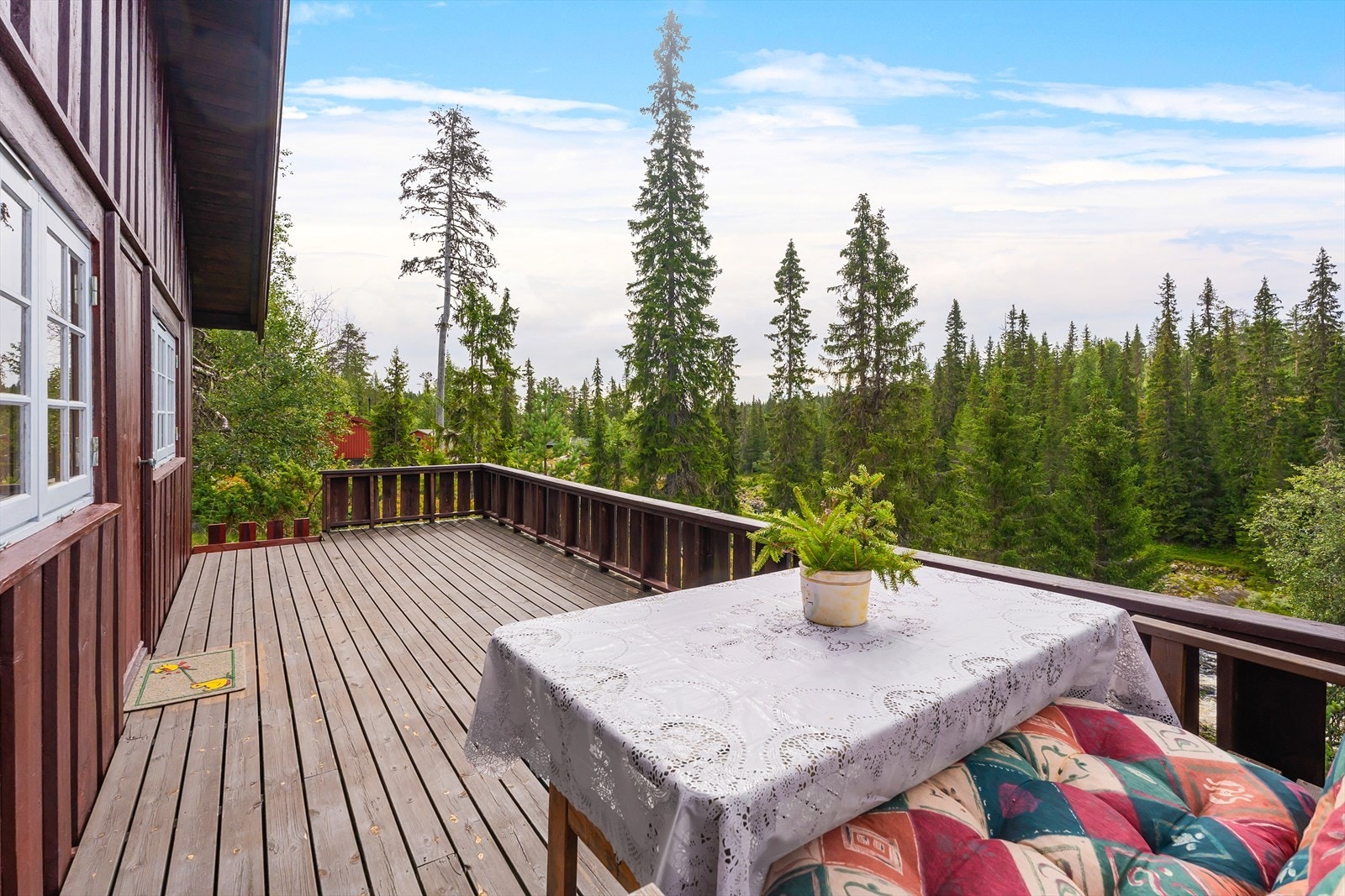 Romslig terrase med muligheter for flere møblement. På terrassen er det flott utsikt mot Åsta elva og svært gode solforhold. Galleribilde