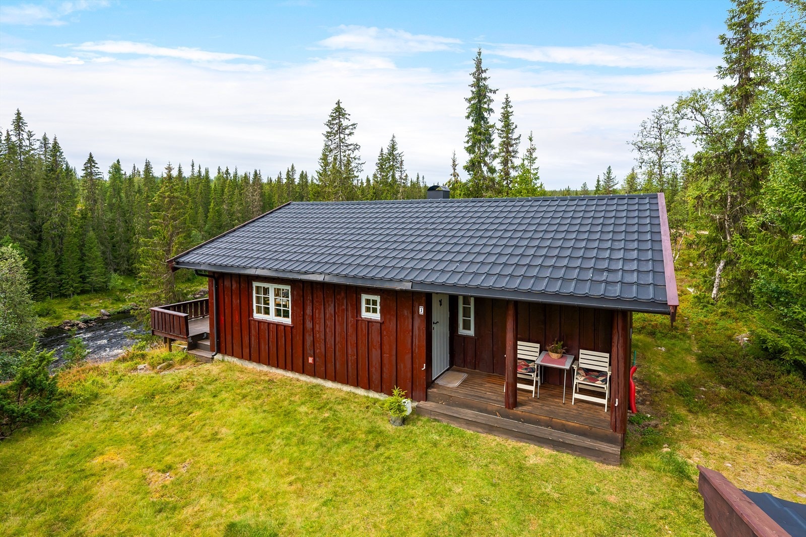 Velholdt hytte fra 1991 med 3 sov, selveid tomt og strøm gravet frem til hyttevegg. Galleribilde