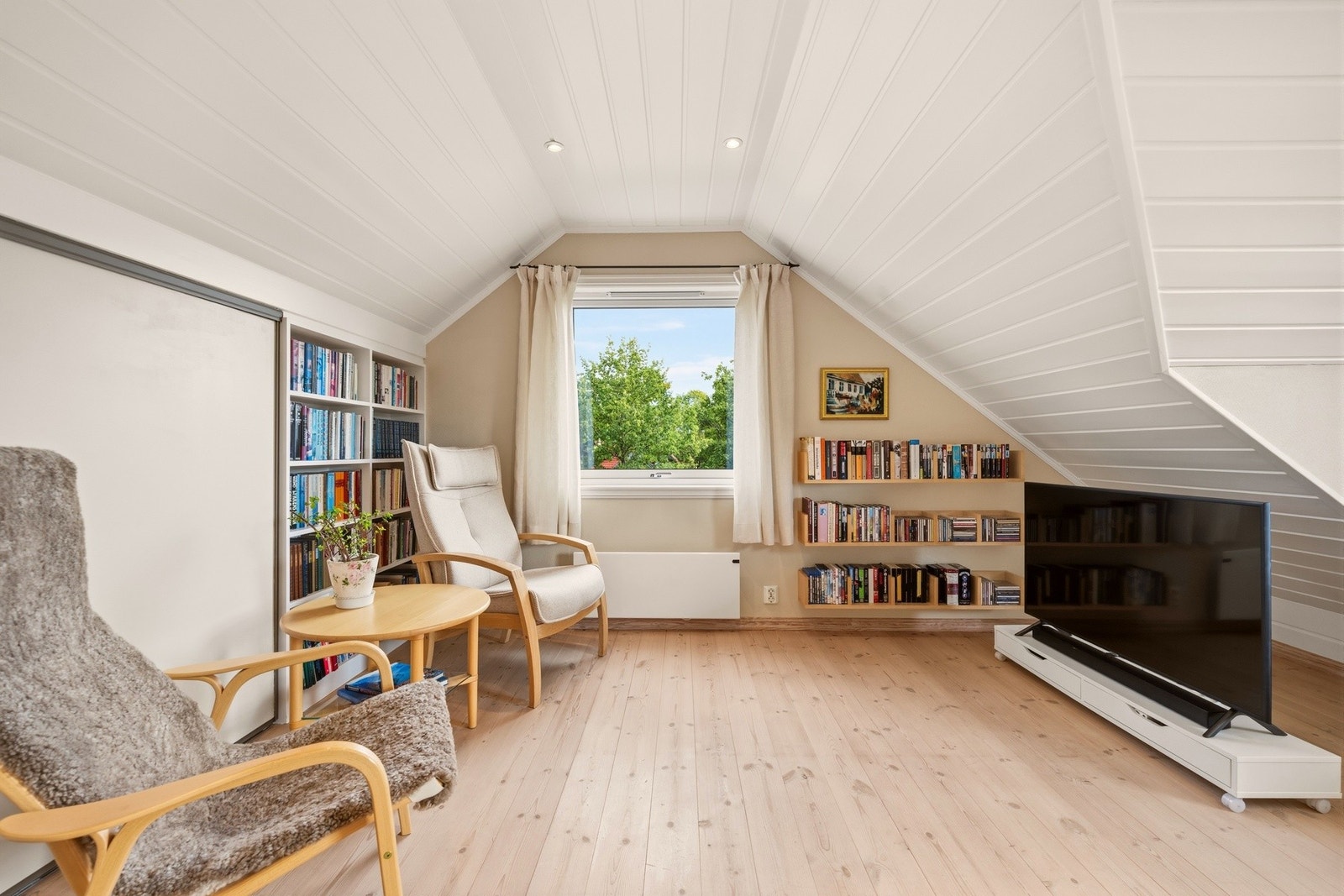 Loftsstuen er koselig og praktisk med god lagringsplass bak skyvedørene. Galleribilde