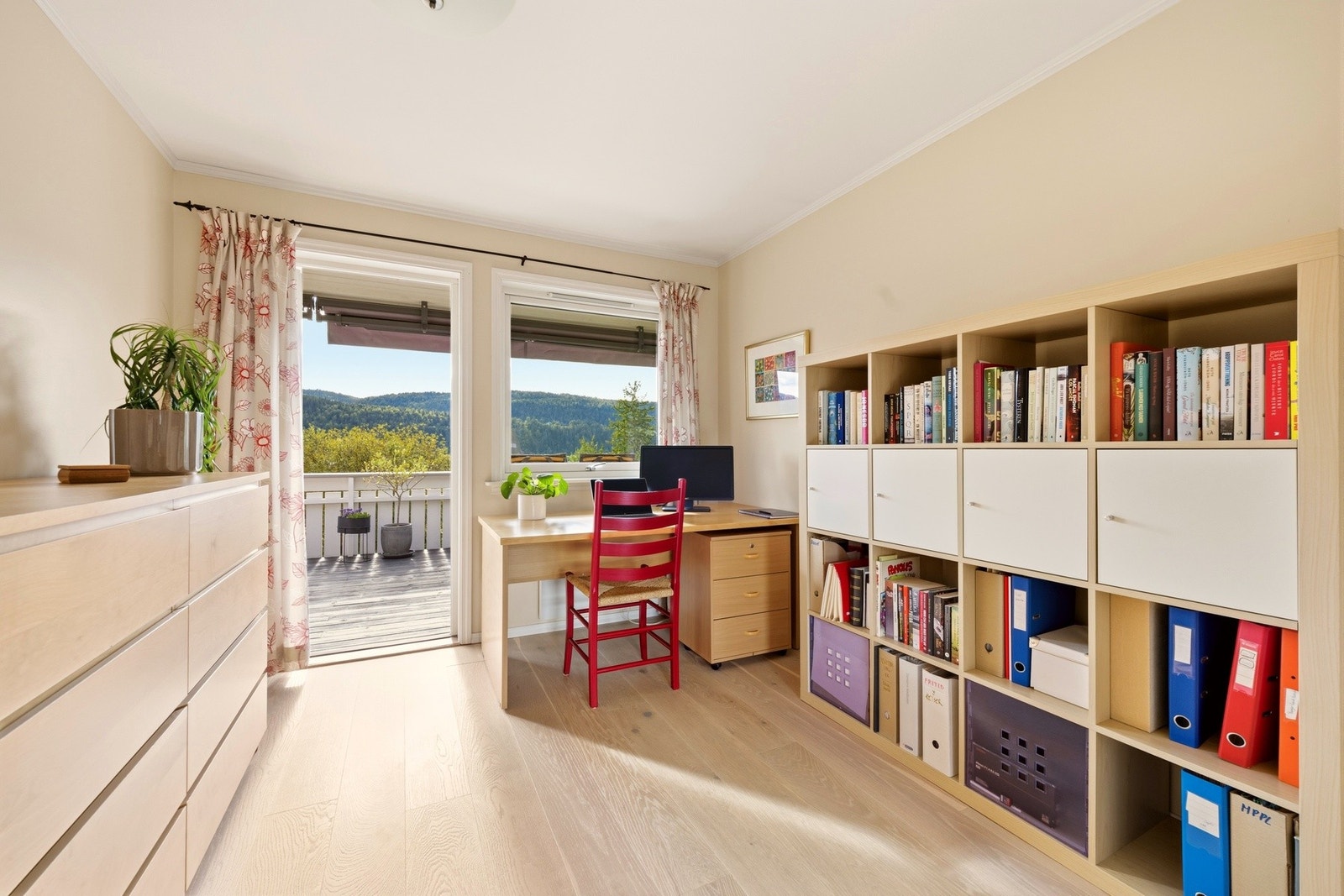 Ett av soverommene er i dag innredet som hjemmekontor og har direkte utgang til terrassen. Galleribilde