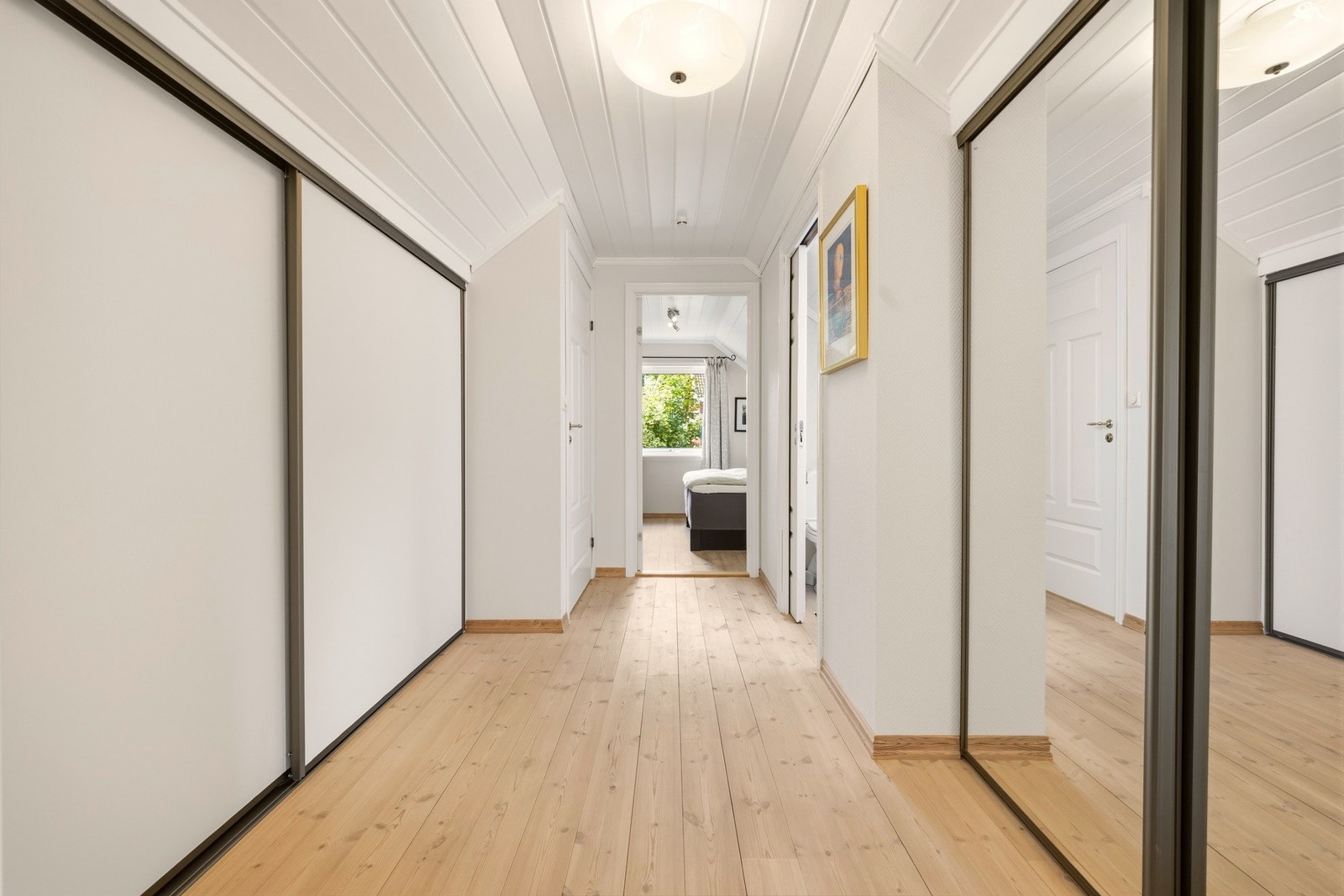 Boligen har gode lagringsmuligheter i bod i underetasjen, samt skyvedørsgarderober på begge sider i gang i andre etasje. Galleribilde