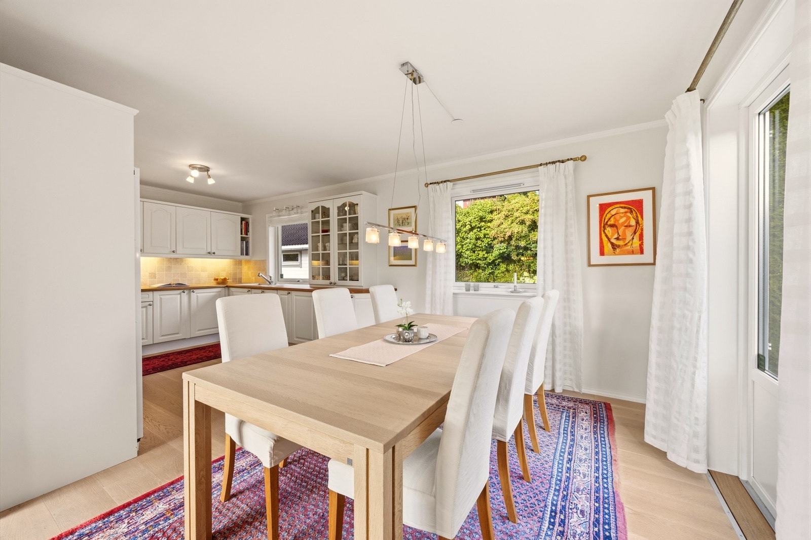 Her er det god plass til et langbord hvor hele familien kan samles til både hverdagsmiddager og større selskaper. Galleribilde