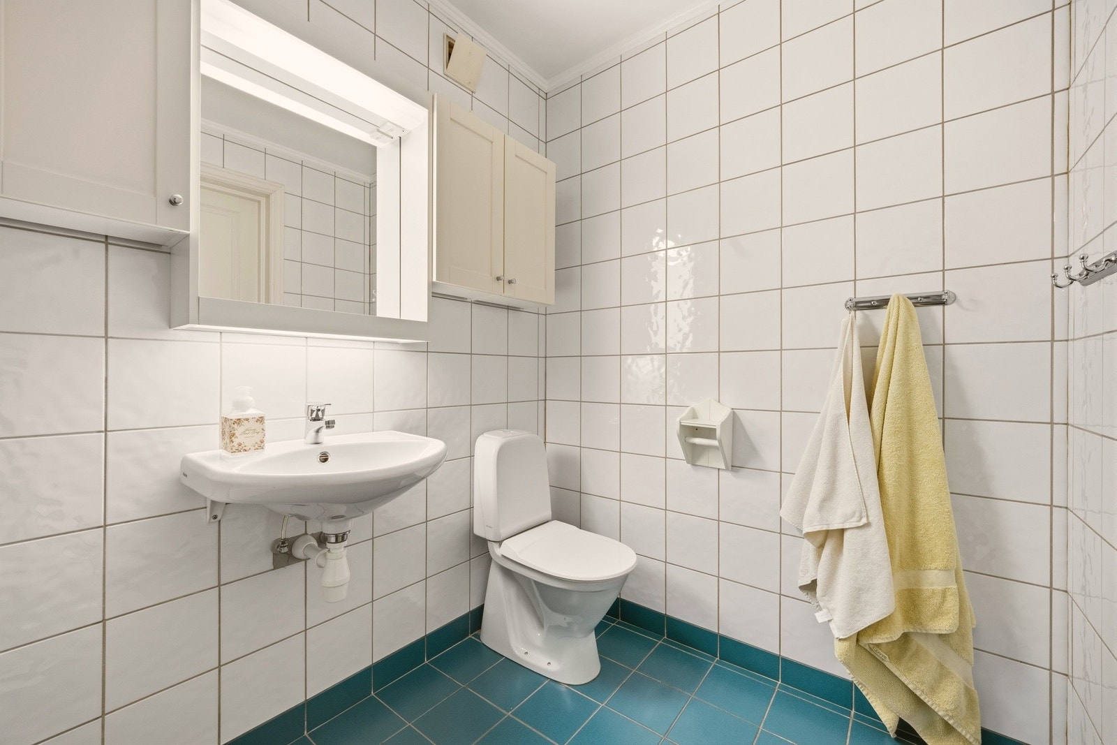 Badet er utstyrt med servant, toalett og badekar, i tillegg til mekanisk avtrekk. Galleribilde