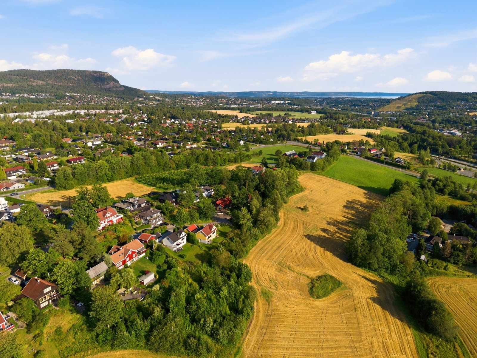 Her bor du fredelig og tilbaketrukket, omgitt av grønne jorder og vakker natur, samtidig som du har kort vei til Sandvika, Asker og Oslo. Galleribilde