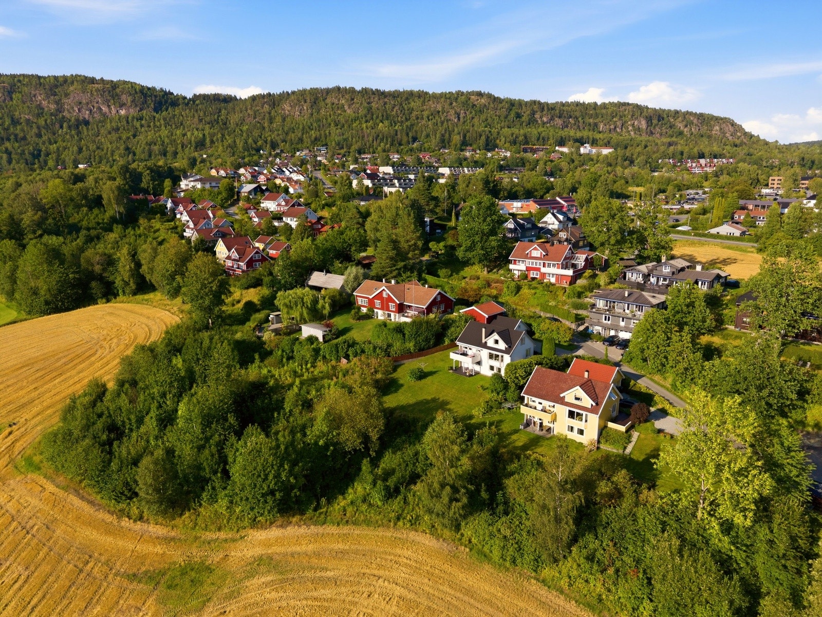 Boligen ligger høyt og fritt med fantastisk panoramautsikt over det omkringliggende landskapet og svært gode solforhold. Galleribilde