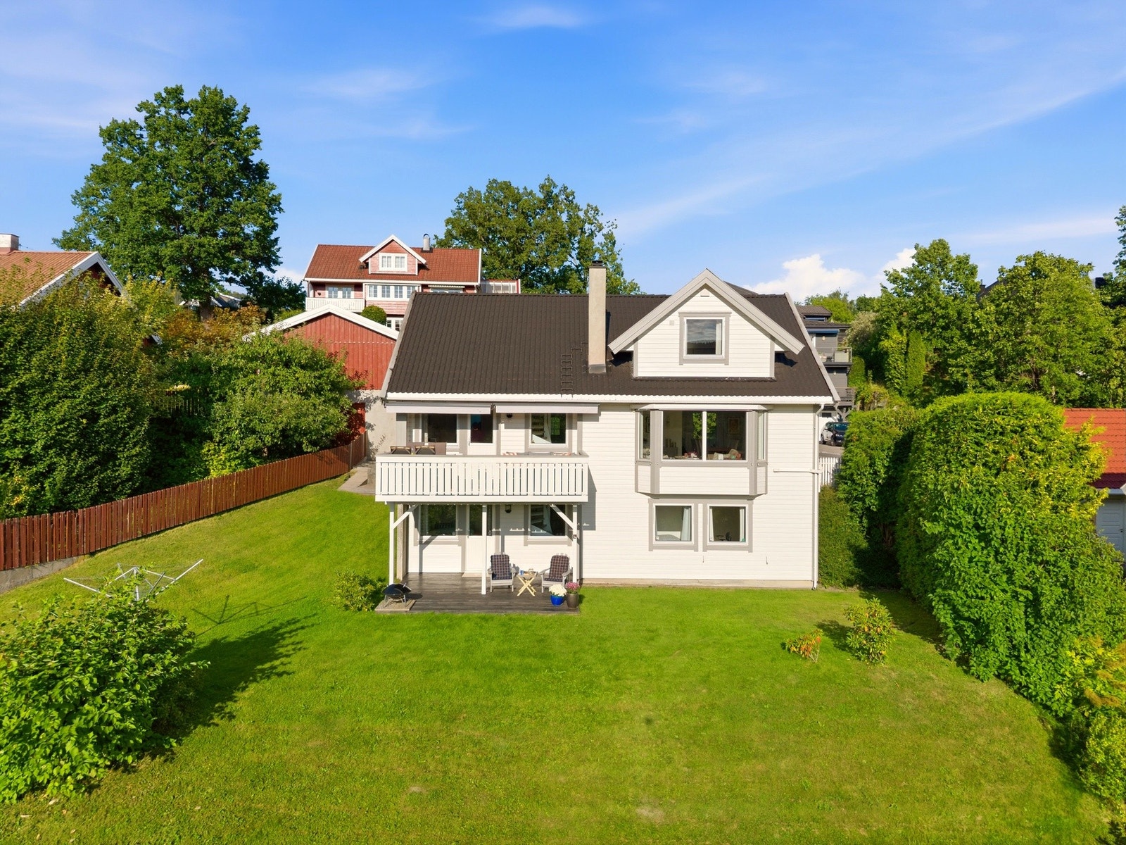 Velkommen til Brekketunet 25, presentert av eiendomsmegler Edvard Chapsang ved EIE eiendomsmegling avdeling Sandvika. Foto: Luxe AS (Anders Kjøndal). Galleribilde