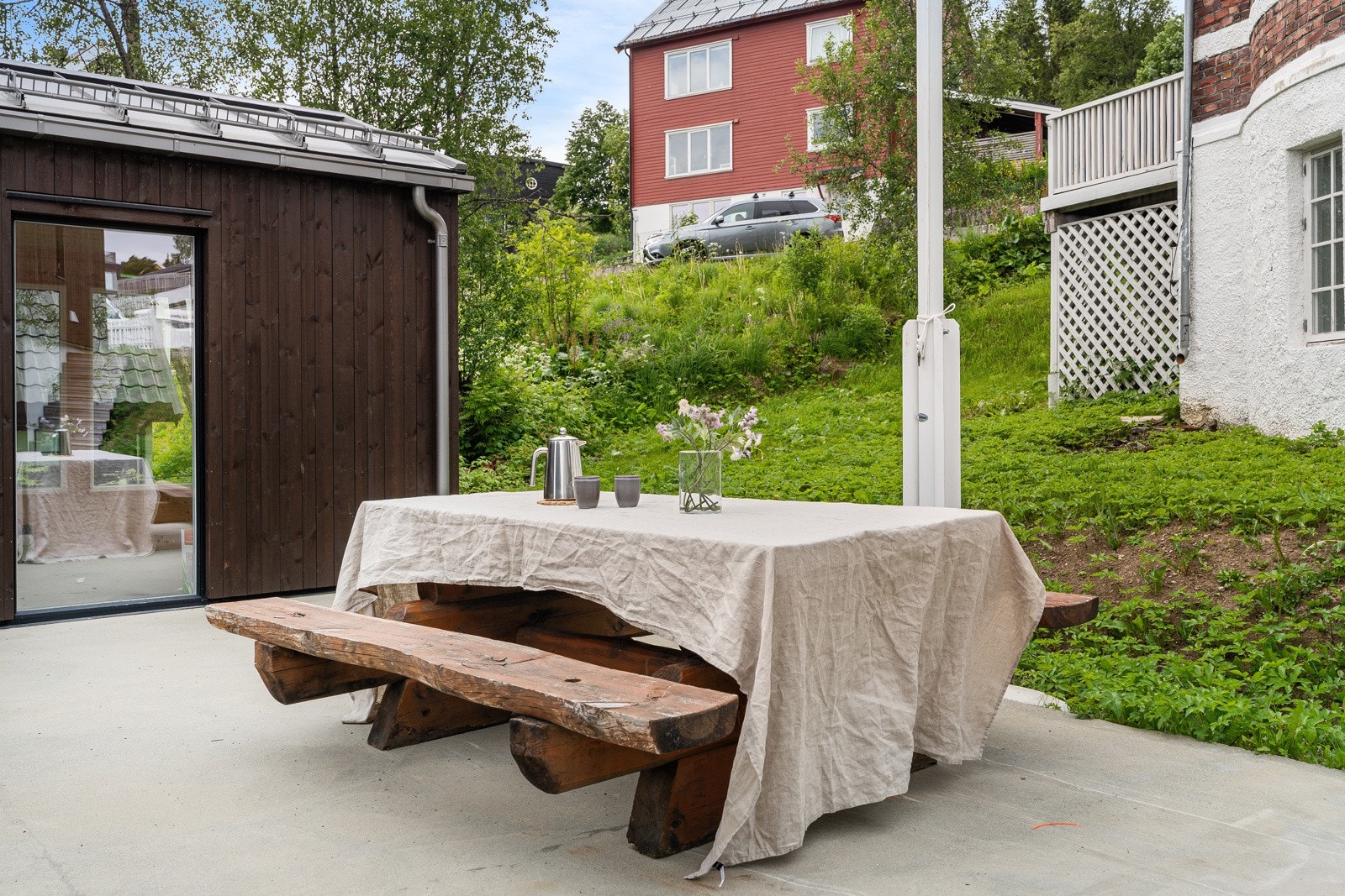 Alle husene har direkte adkomst til tunet, og området er kjent for sin rolige atmosfære, samtidig som du bor bare et steinkast fra sentrum og alle dets fasiliteter.