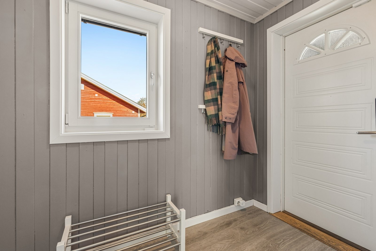 Lys og funksjonell entré med plass til å henge fra seg yttertøy. Galleribilde