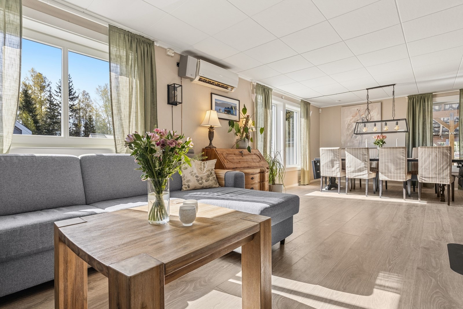 Stuen er romslig og egner seg godt som boligens samlingspunkt. Galleribilde