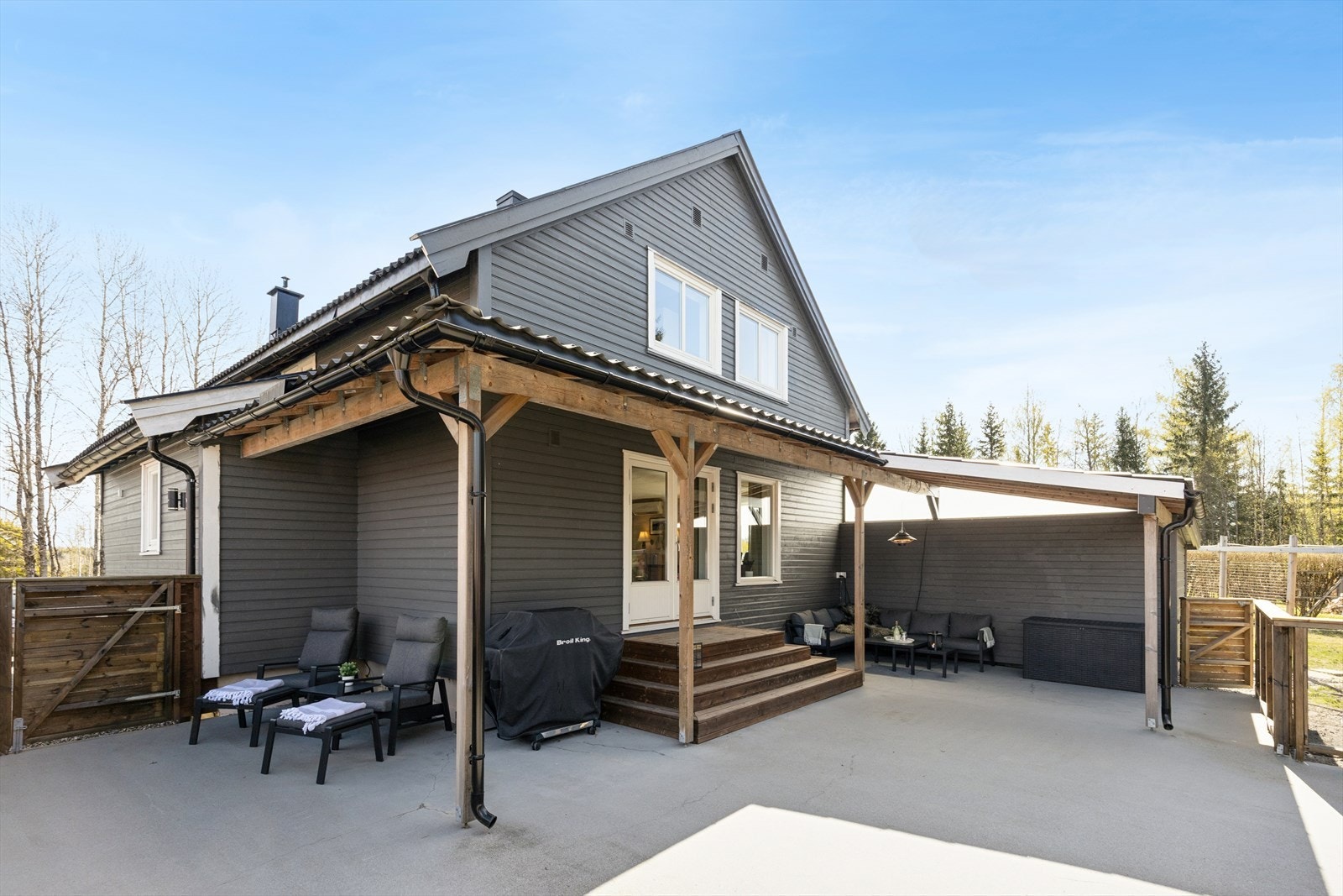 En romslig uteplass med mange muligheter for møblering og bruk, rett utenfor stuen. Galleribilde