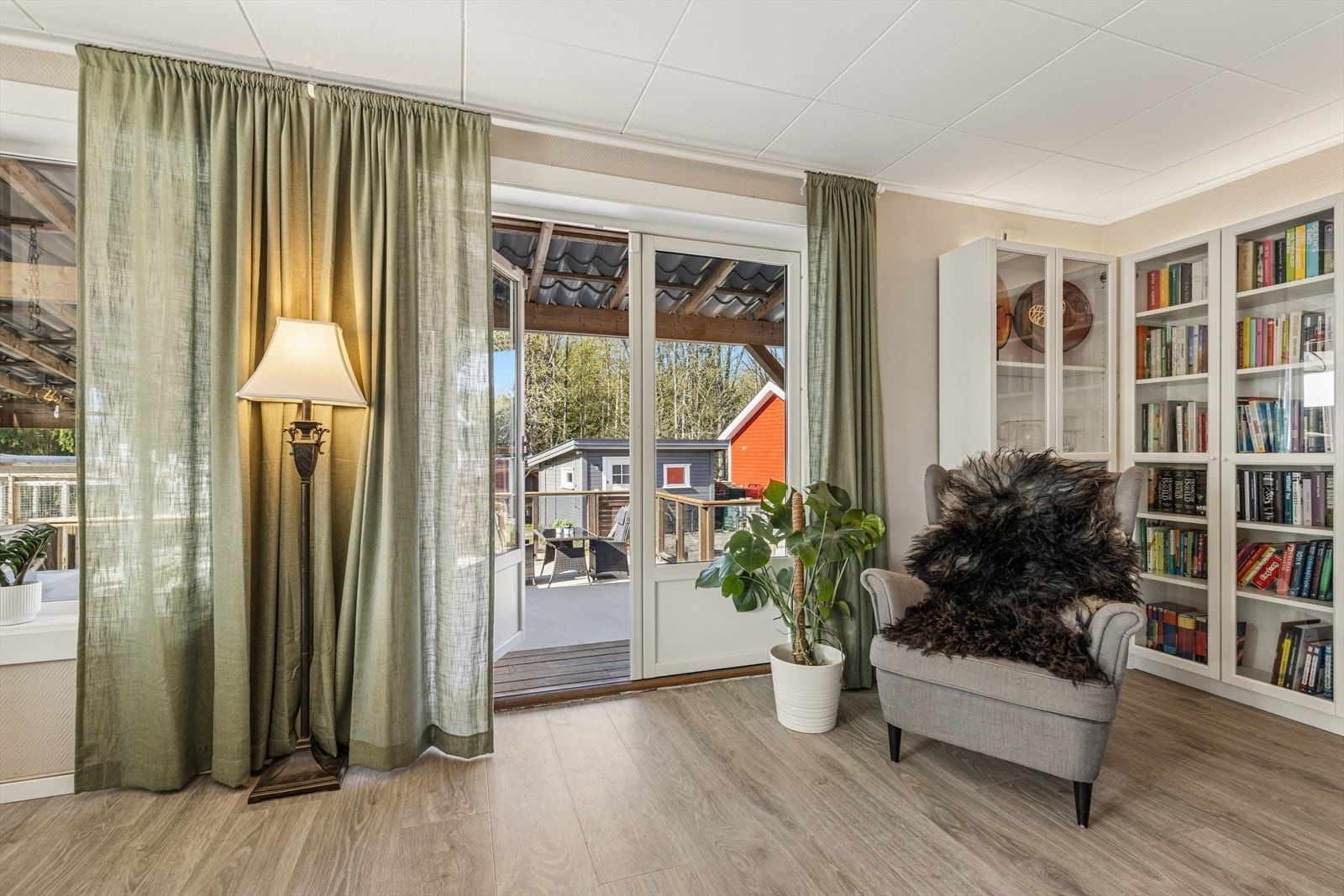 Fra stuen er det direkte utgang til den store, skjermede terrassen. Galleribilde