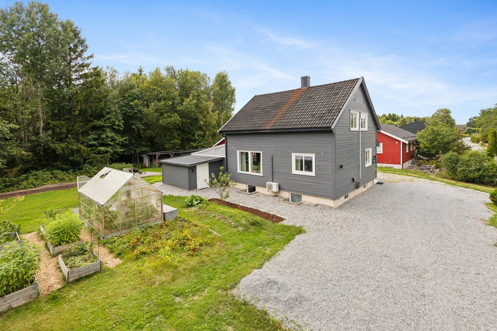 Stor og gruset gårdsplass med plass til flere biler. Galleribilde