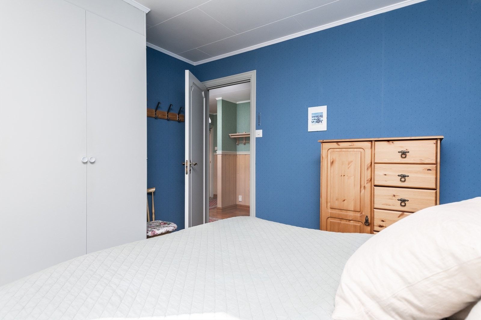 Hovedsoverom med mye skapplass Galleribilde