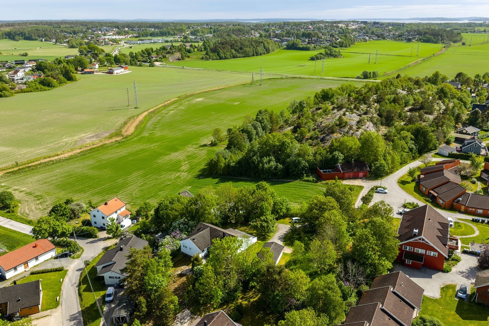 Boligen ligger innerst i blindvei, helt usjenert og svært solrikt Galleribilde