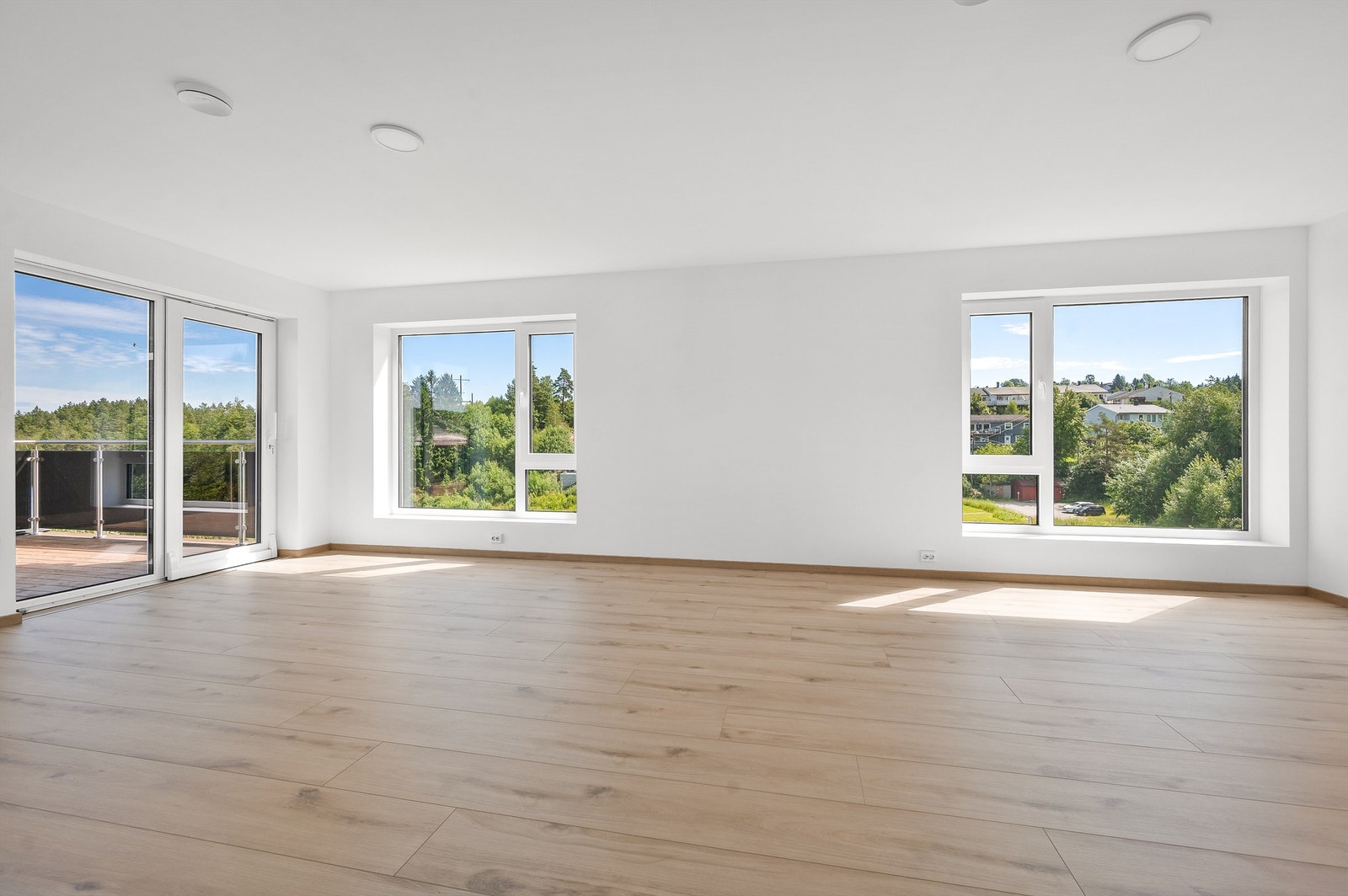 2. etasje inneholder en stor stue med utgang til terrasse, 2 soverom og bad. Denne etasjen har knapt vært benyttet og fremstår nærmest som ny. Galleribilde
